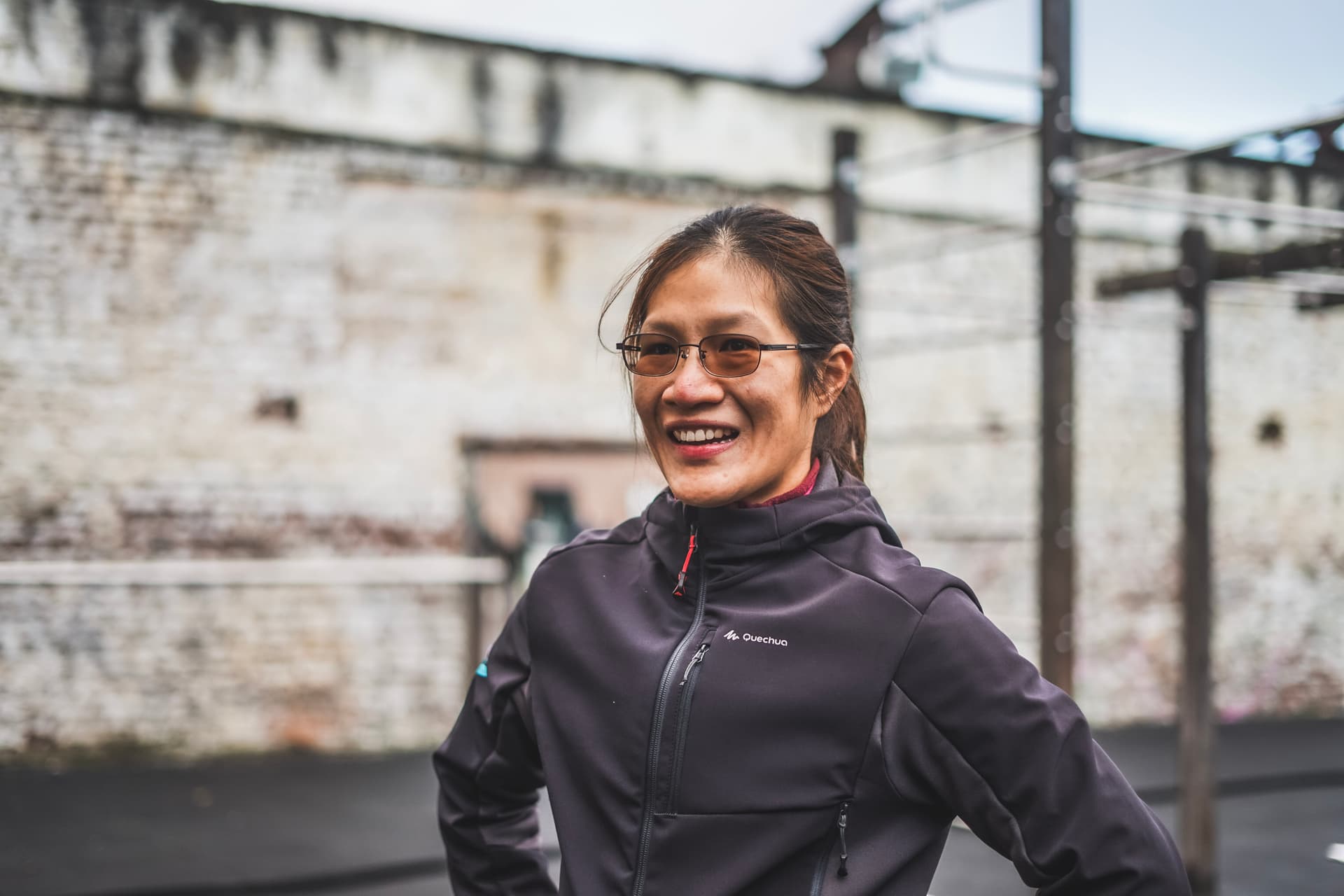 Fitness Trainerin lächelt in die Kamera