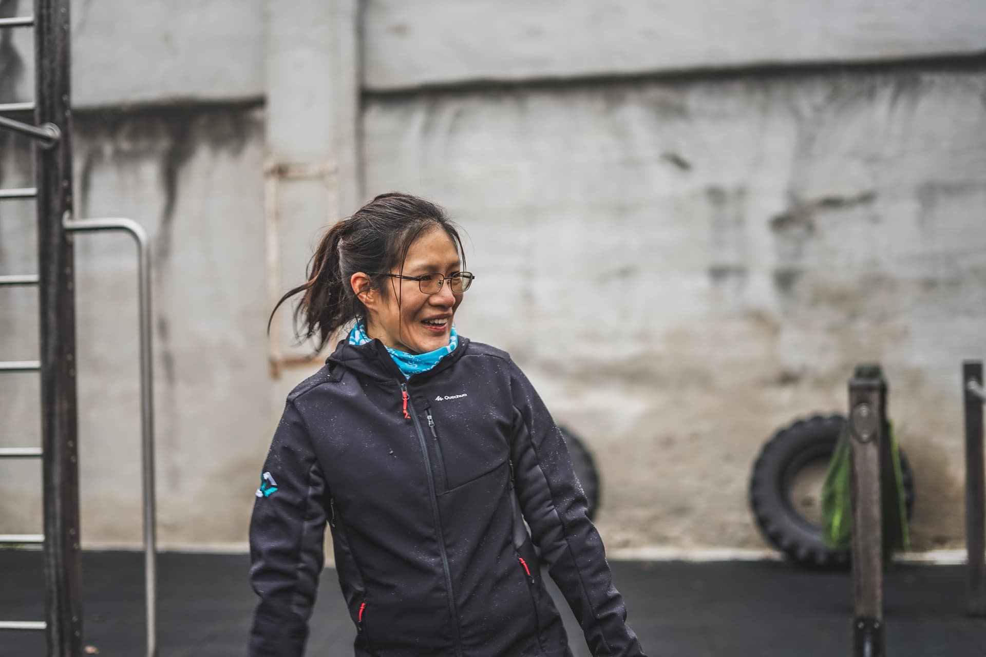 Personal Trainerin in schwarzer Jacke