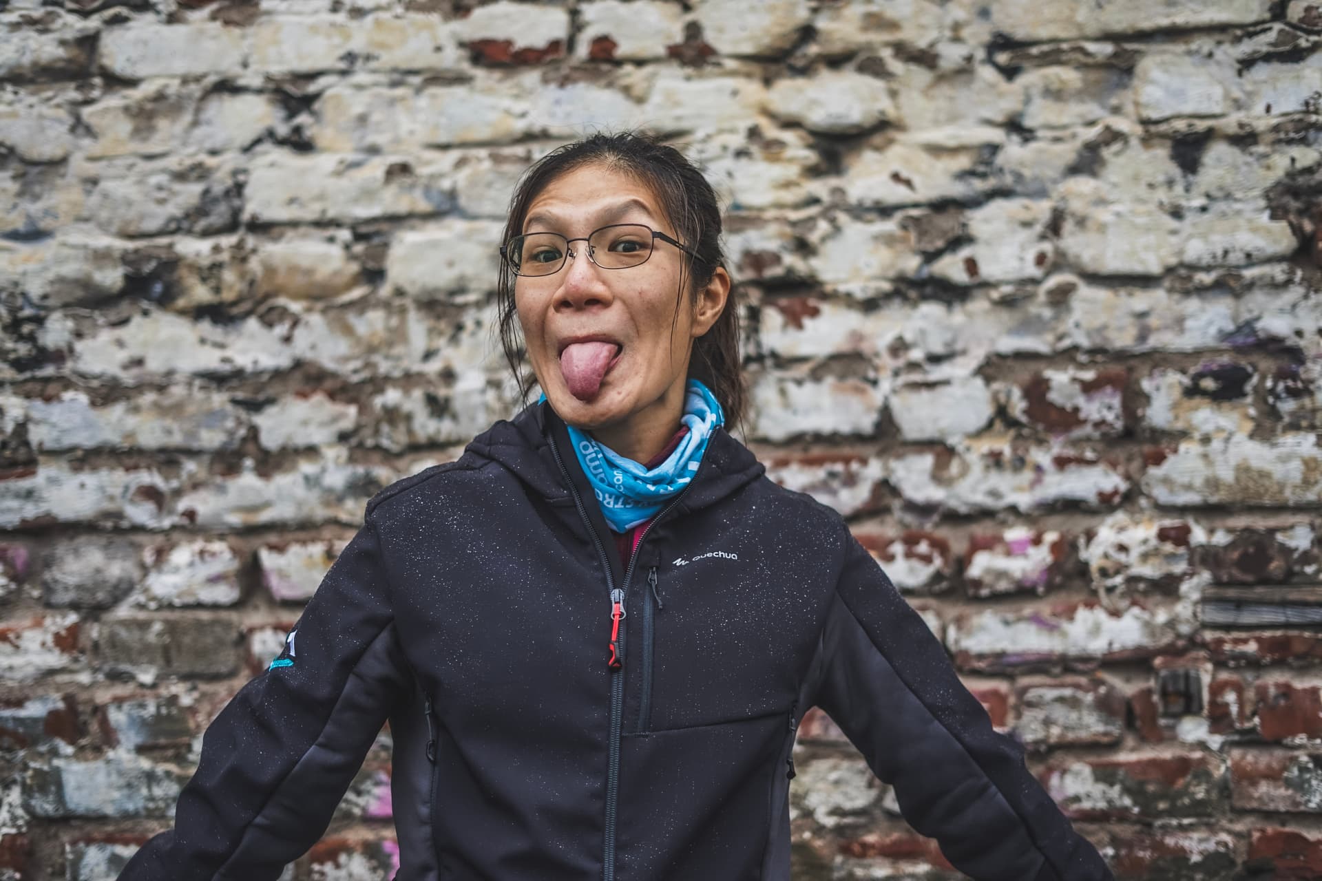 Personal Trainerin streckt Zunge raus