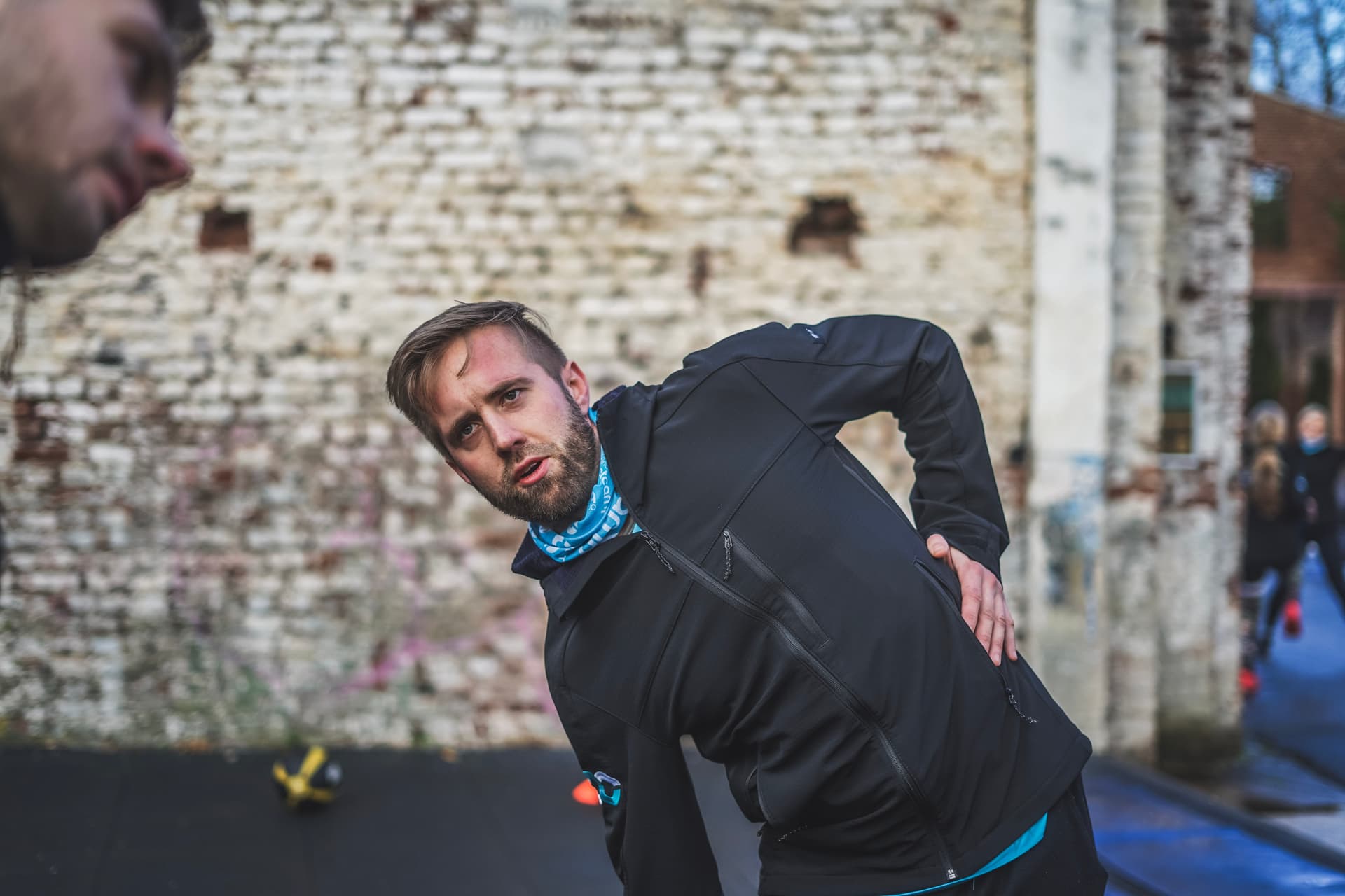 Outdoor Trainer dehnt sich im kalten Winter