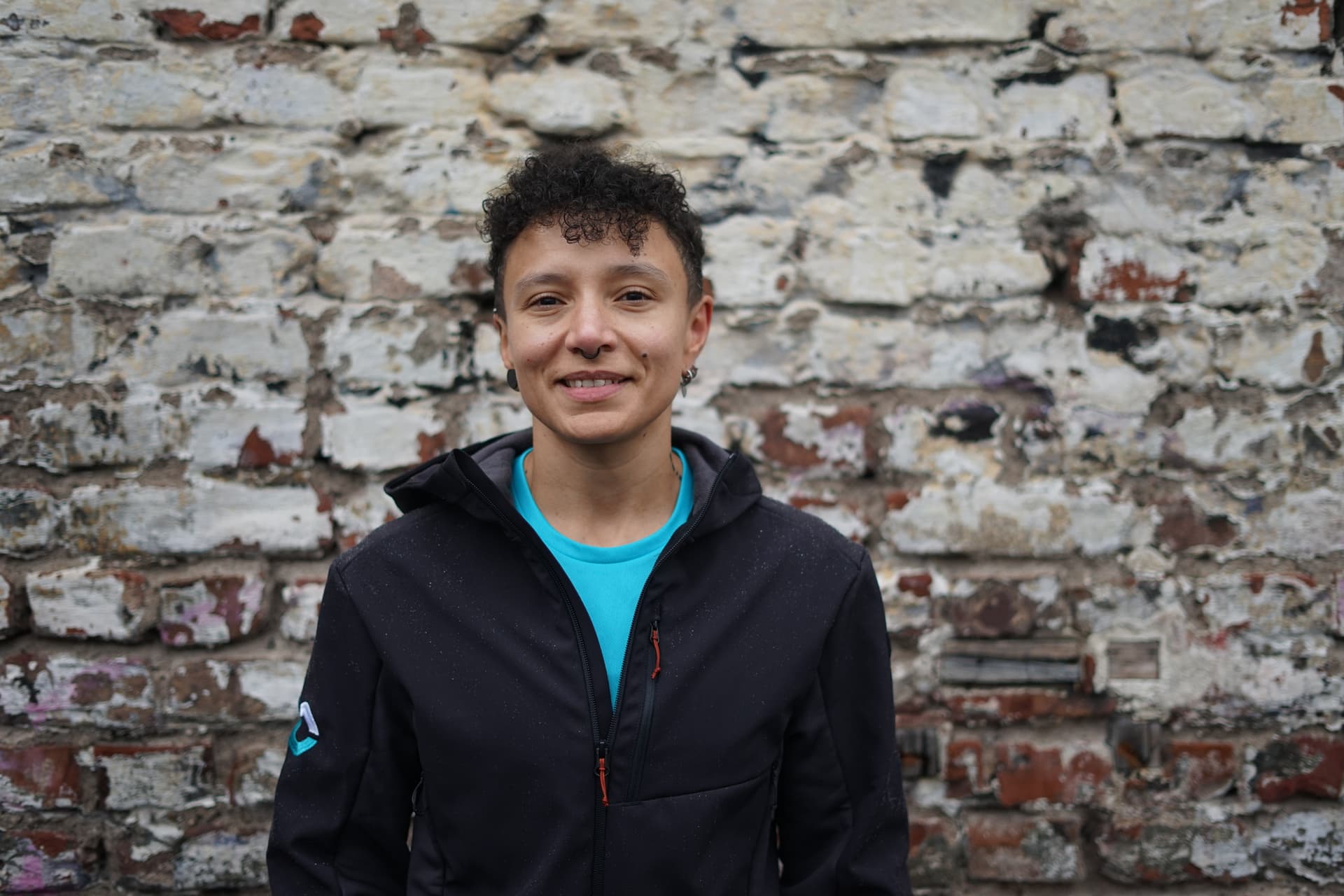 Fitness Trainer im blauen Shirt