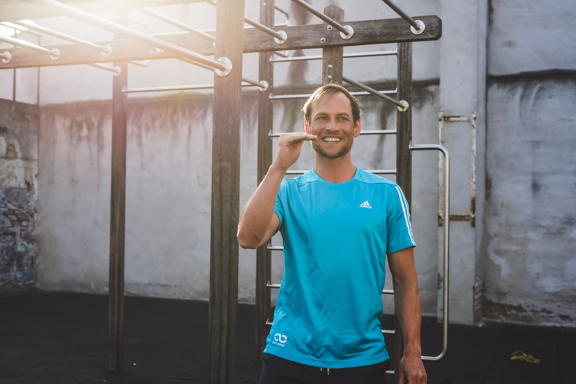 Fitness Trainer im blauen Shirt