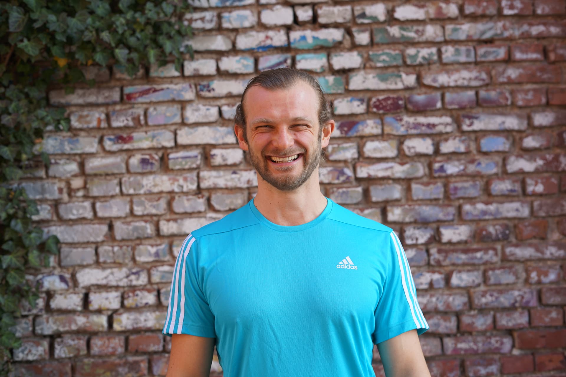 Fitness Trainer im blauen Shirt