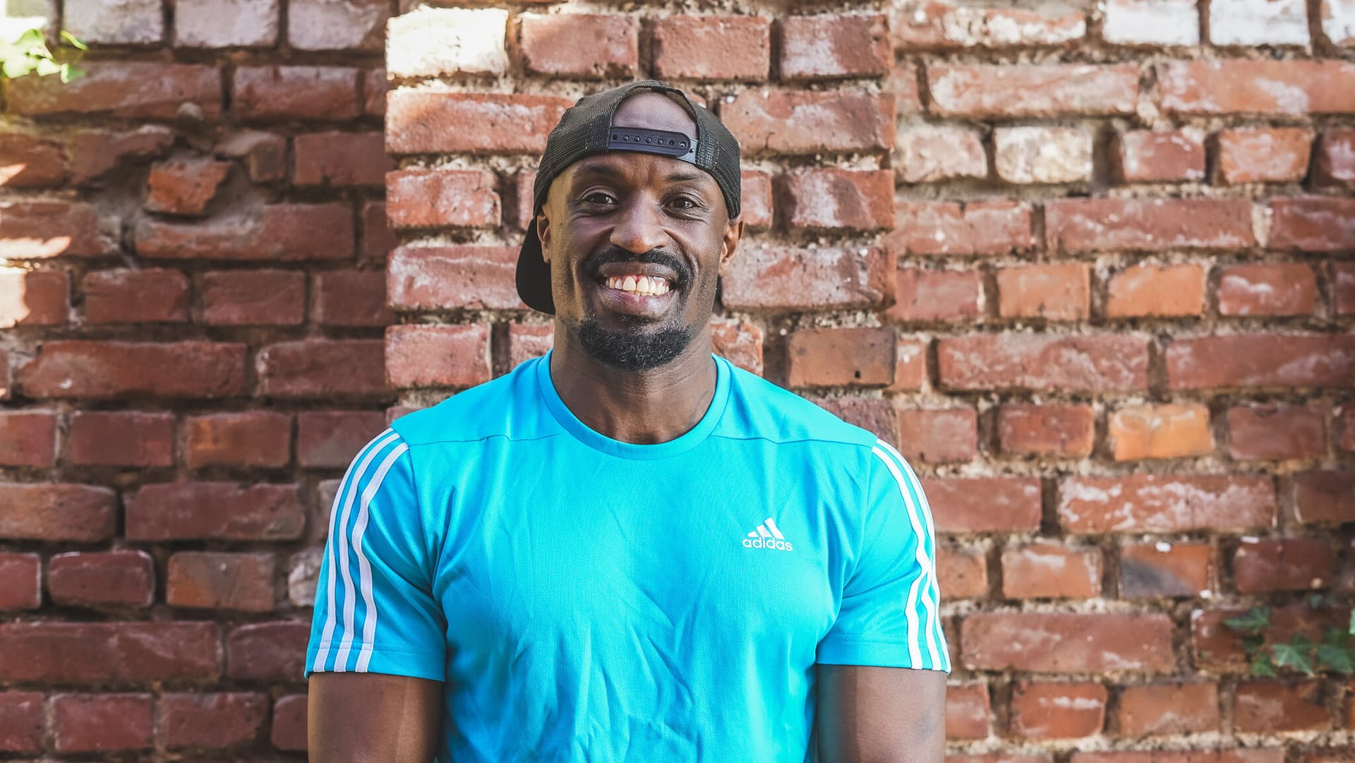 Fitness Trainer im blauen Shirt