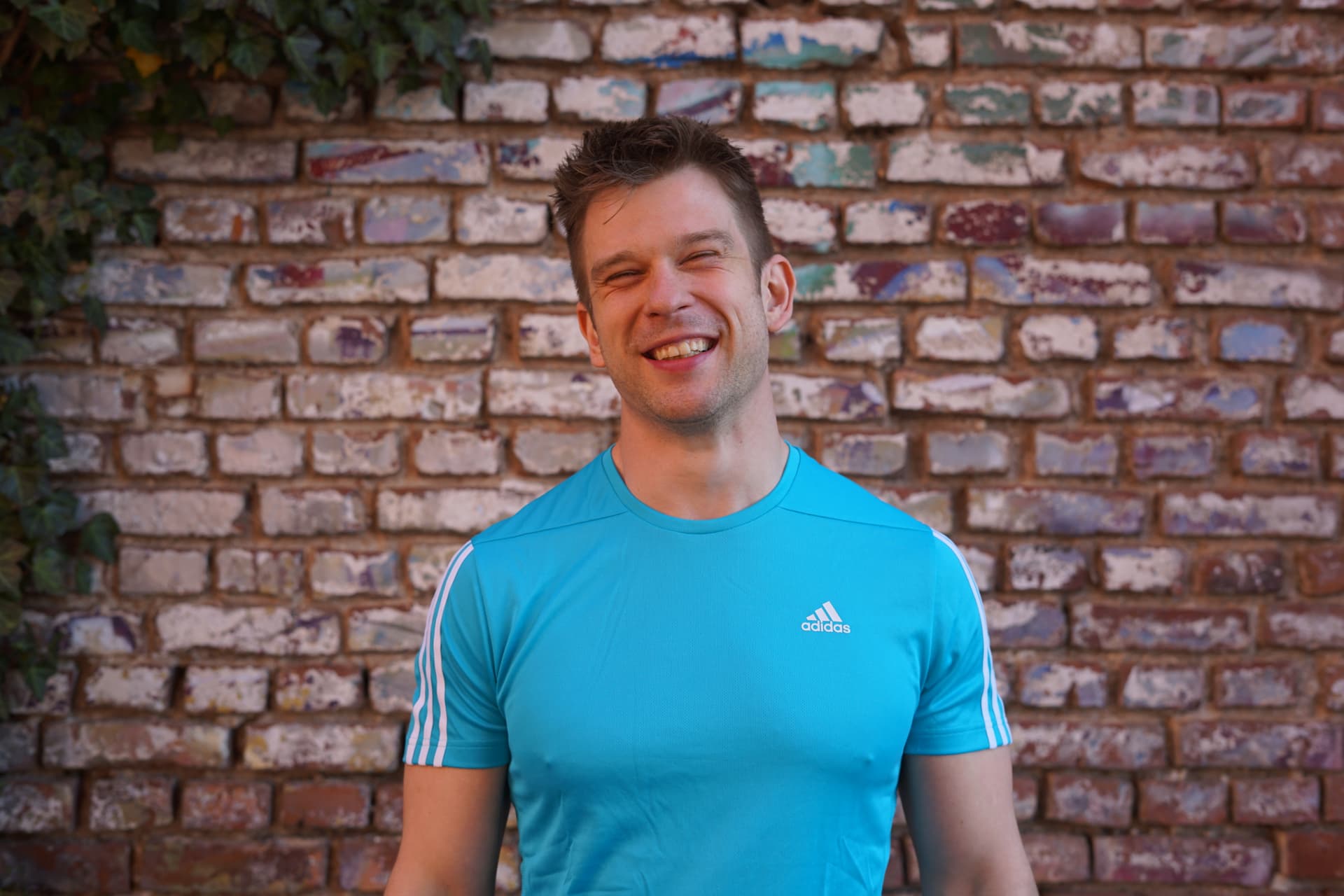 Fitness Trainer im blauen Shirt