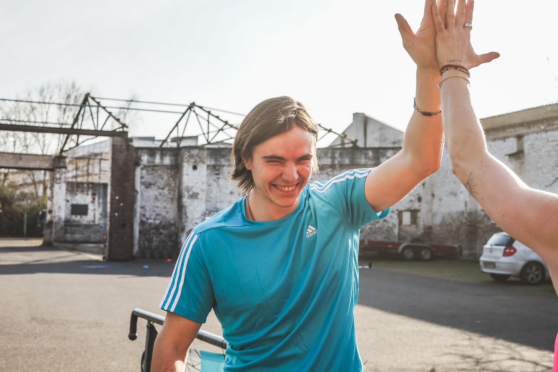 Motivierender Moment im Outdoor-Personal-Training: Philipp Bonato feiert den Erfolg seiner Teilnehmer mit einem High-Five.
