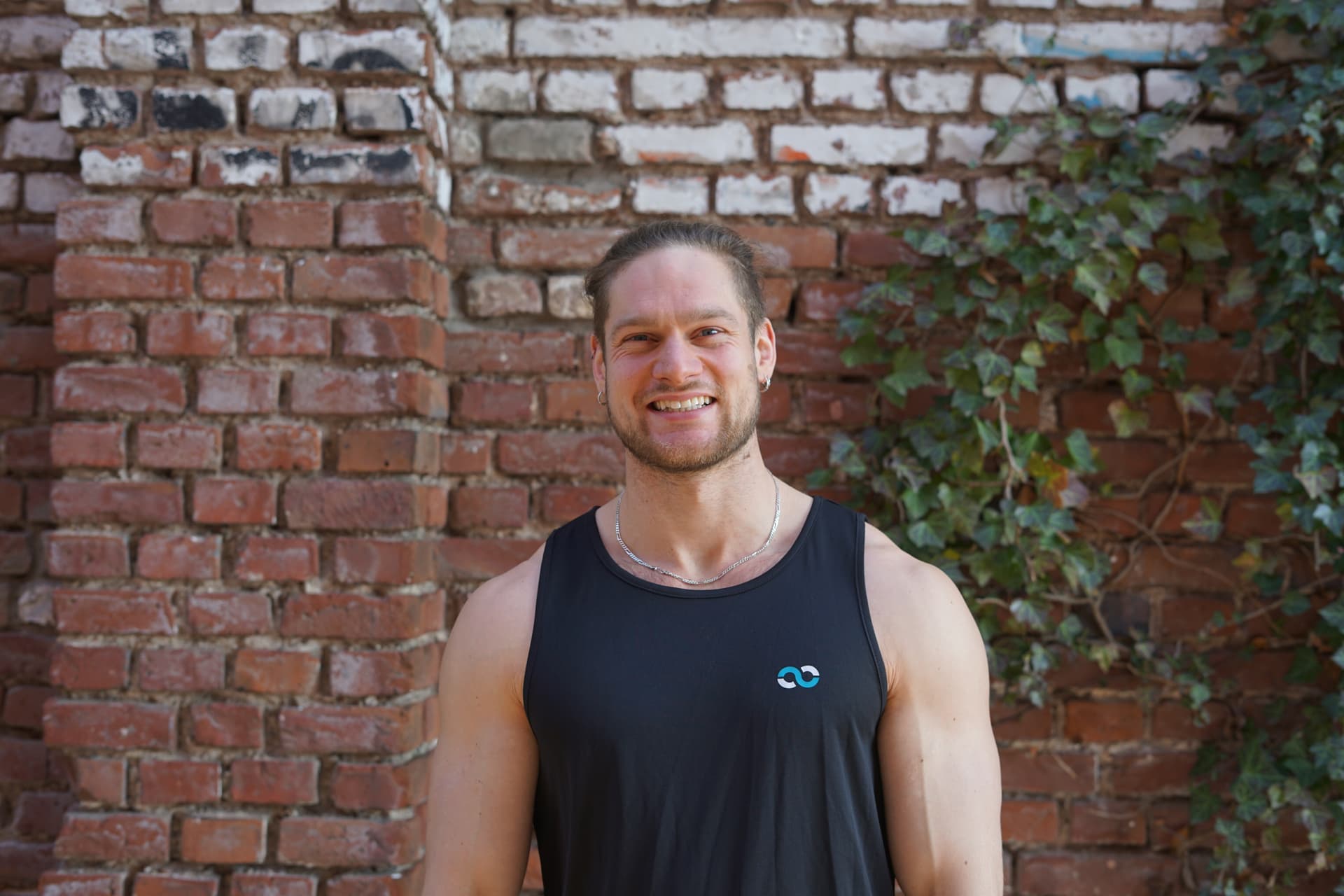 Fitness Trainer im blauen Shirt