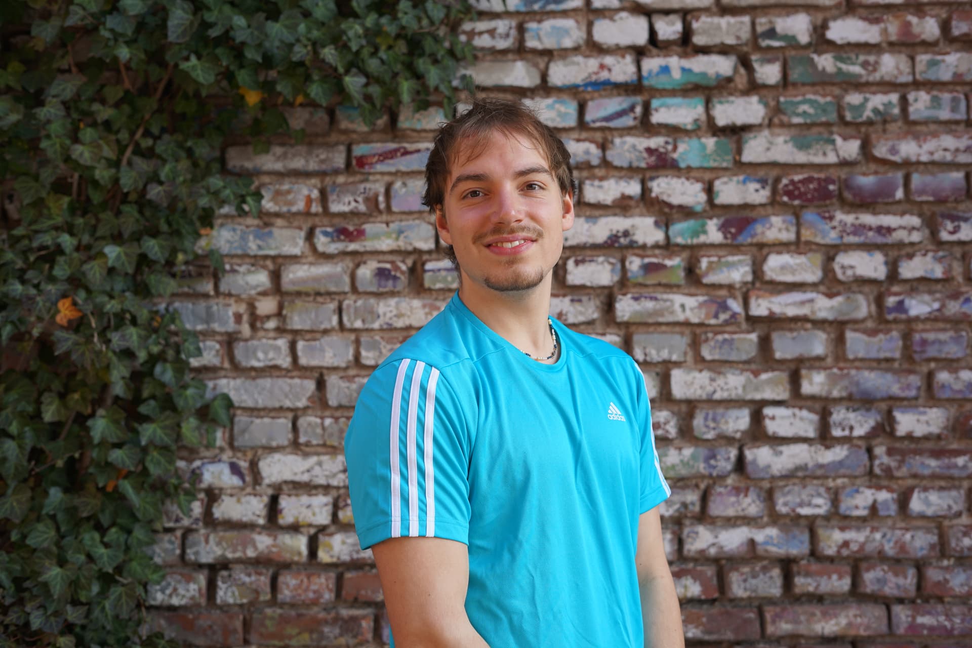 Fitness Trainer im blauen Shirt