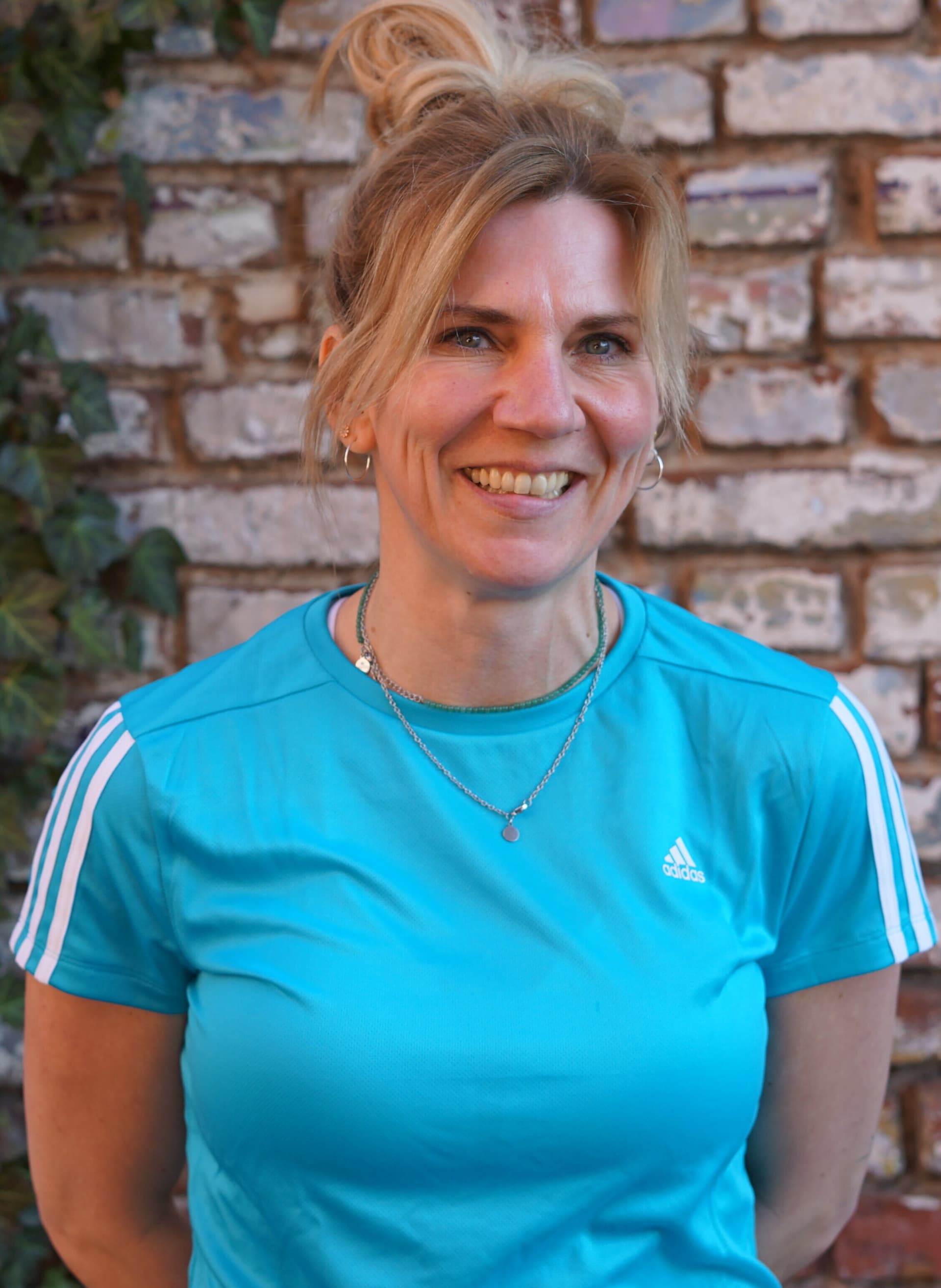 Fitness Trainerin Vicky in Dortmund im blauen Shirt