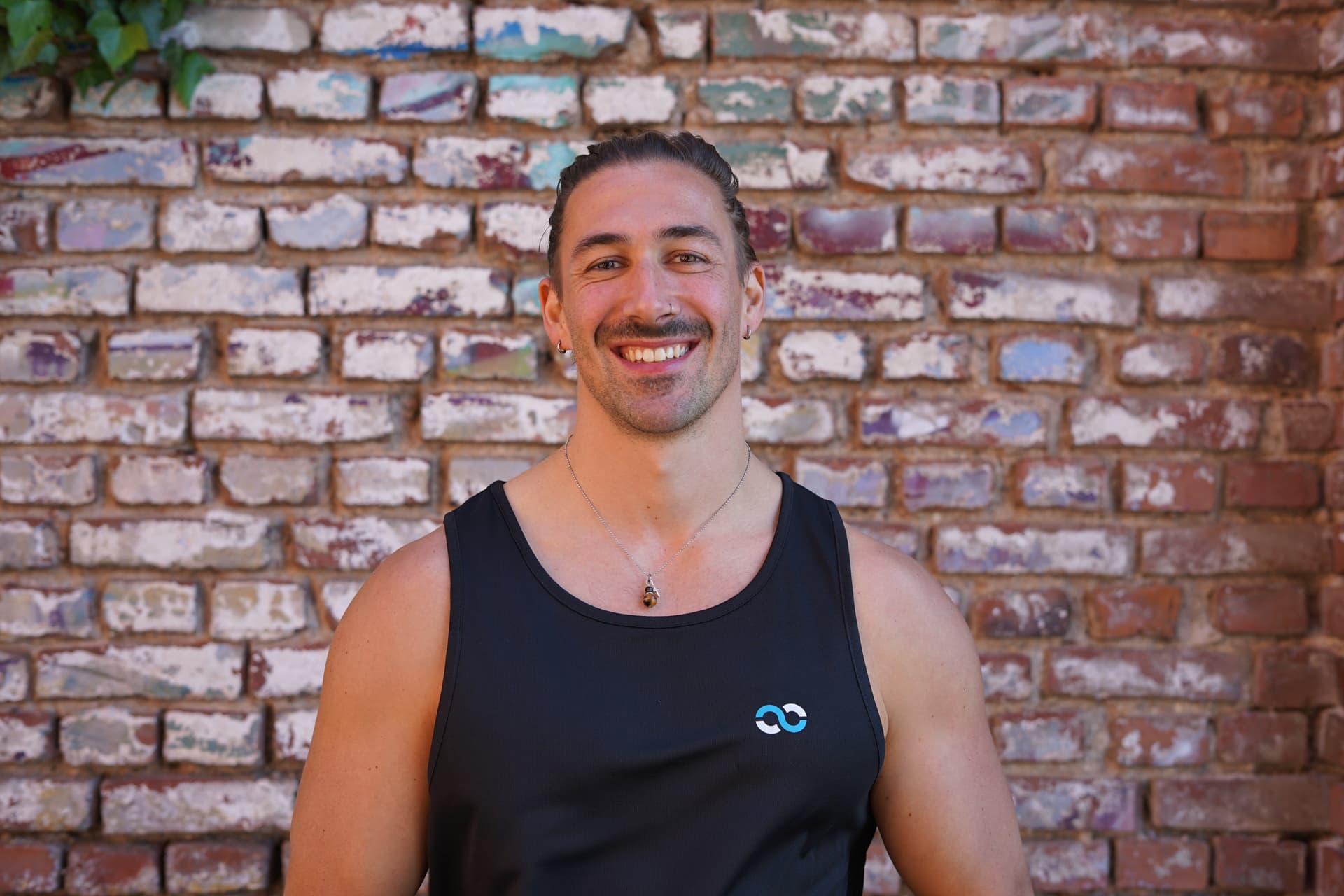 Fitness Trainer im blauen Shirt