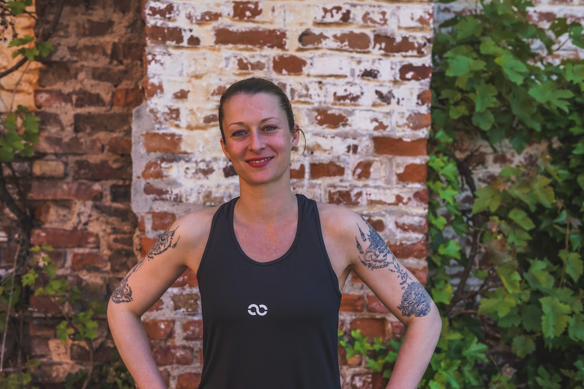 Fitness Trainerin Lisa in schwarzem Shirt