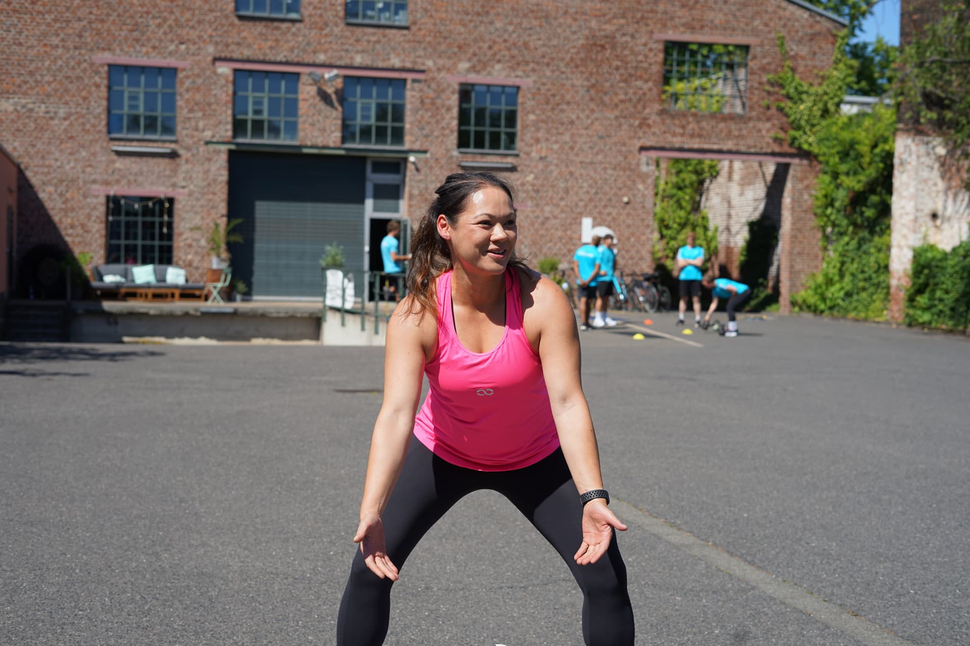 Personal Coach Sandra Tauer macht draußen Sport