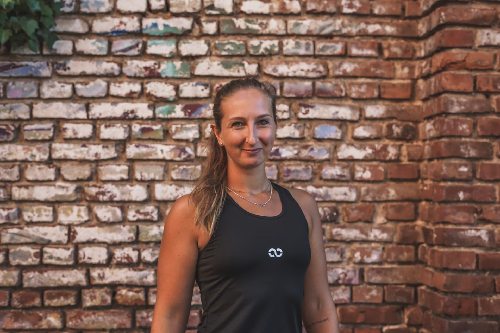 Fitness Trainerin Sarah Schmitter mit Kettlebell