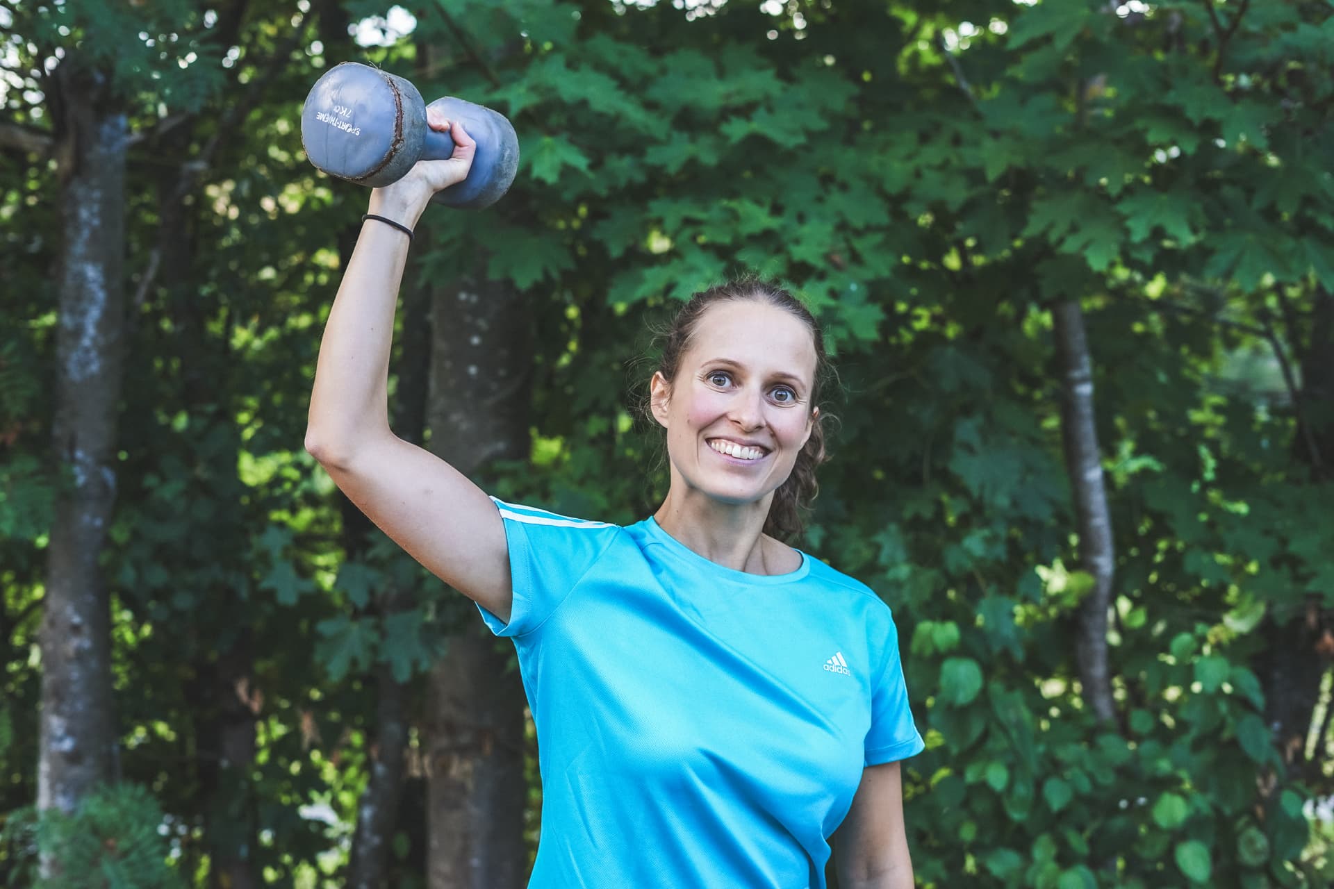 Fitness Trainer im blauen Shirt