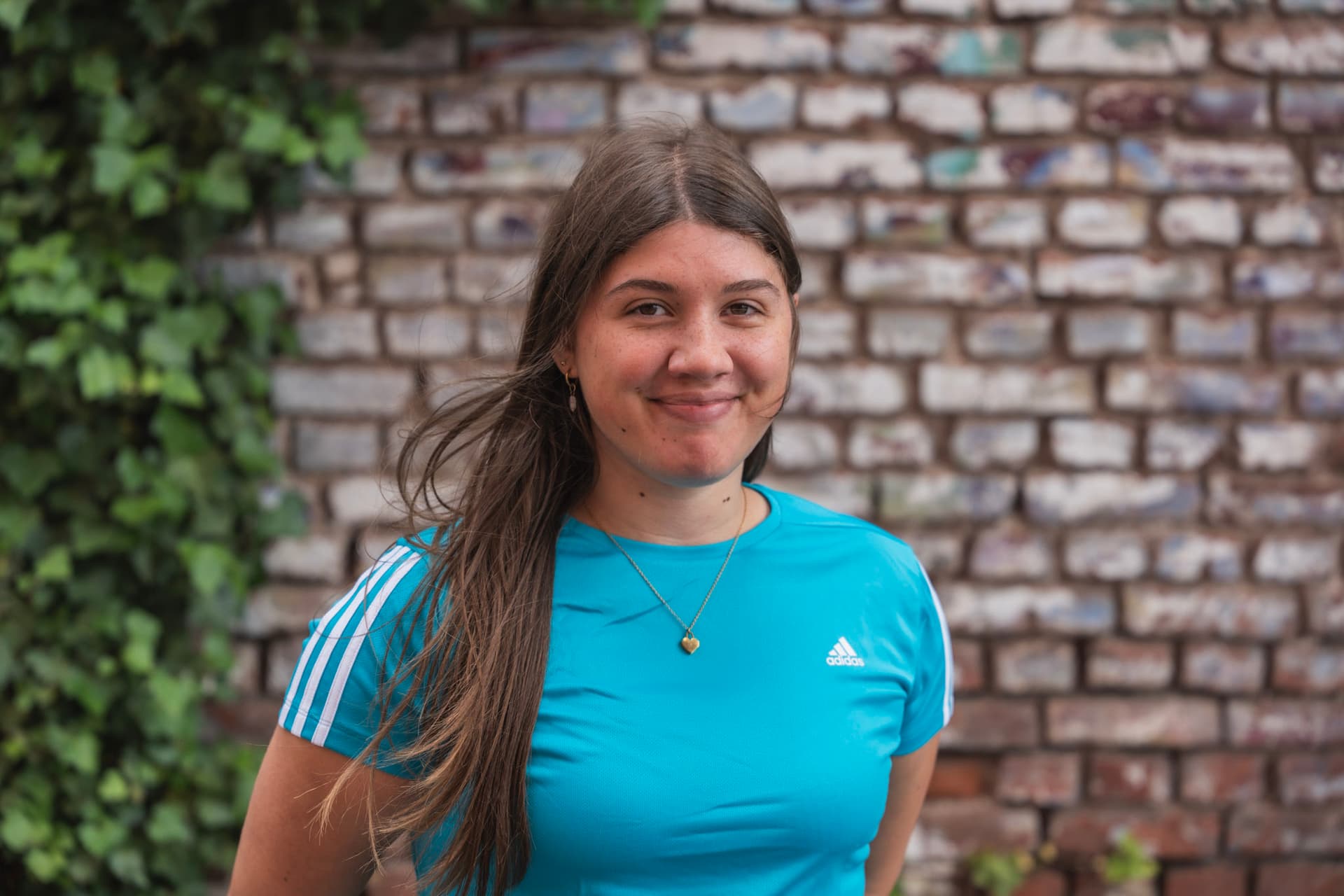 Fitness Trainerin in rotem Oberteil