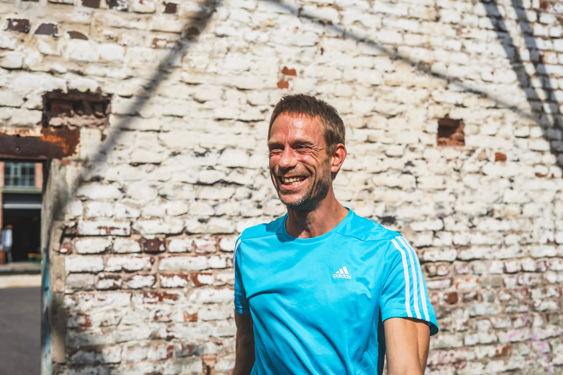 Fitness Trainer im blauen Shirt