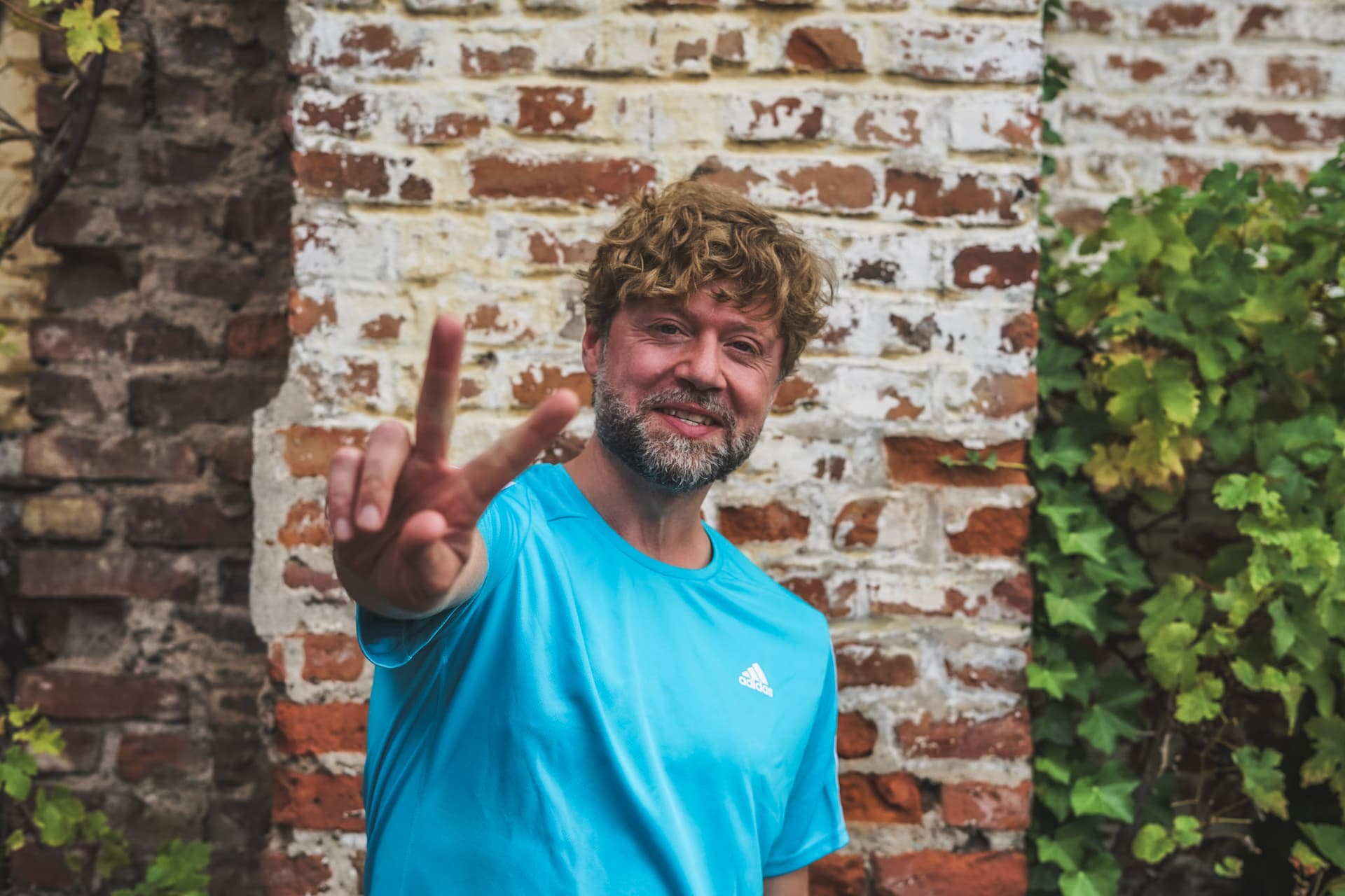 Fitness Trainer im blauen Shirt