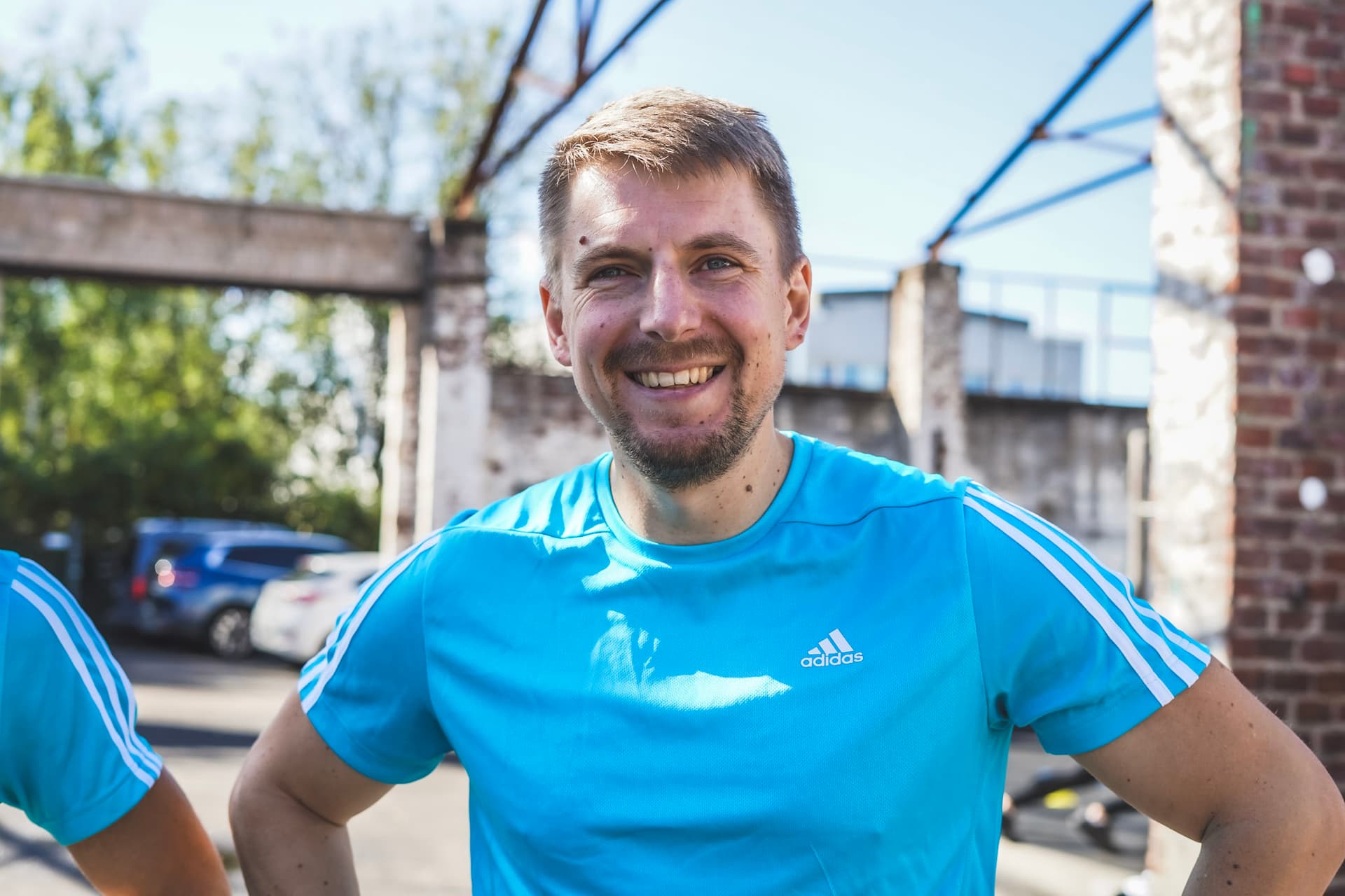 Fitness Trainer im blauen Shirt