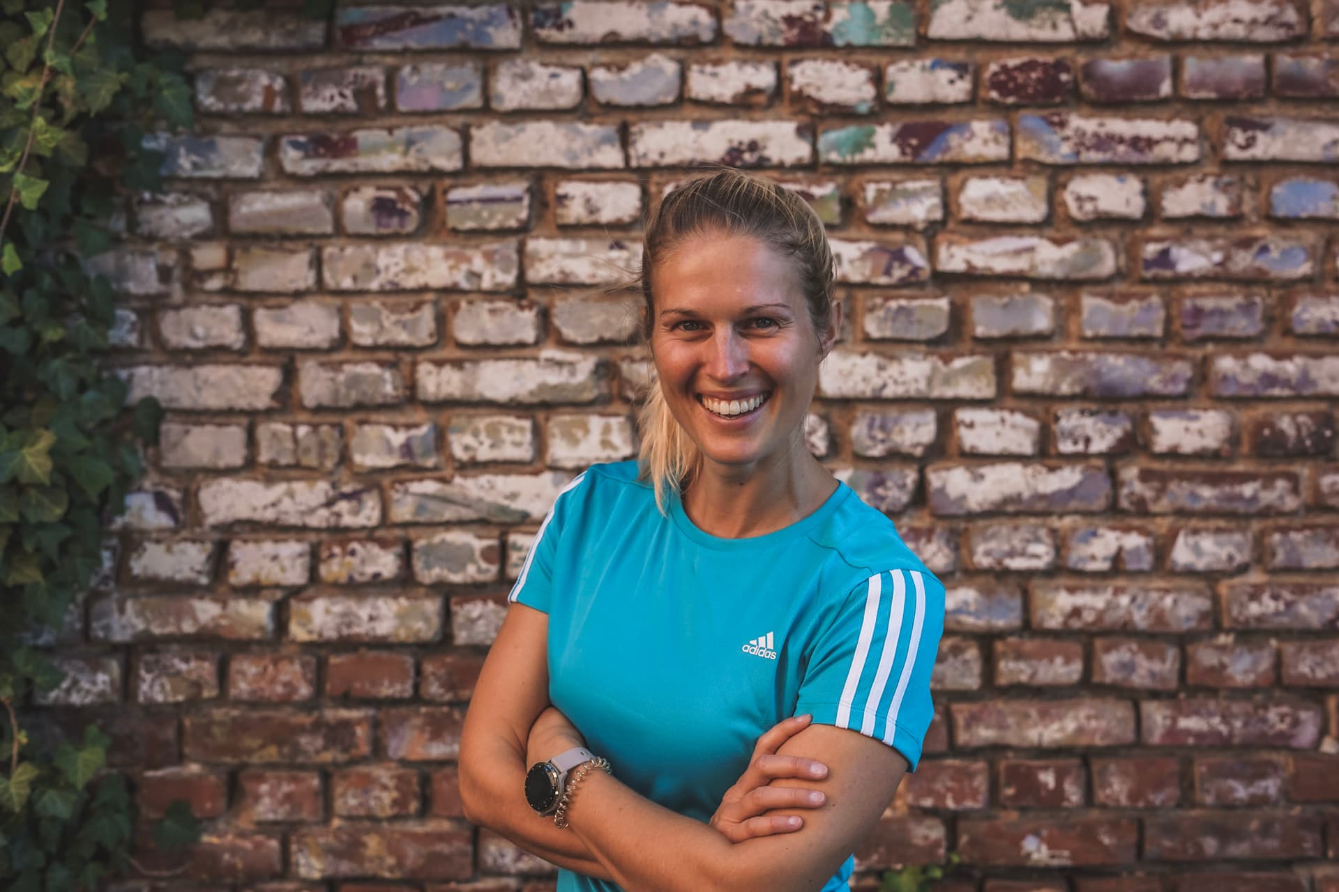 Fitness Trainer im blauen Shirt