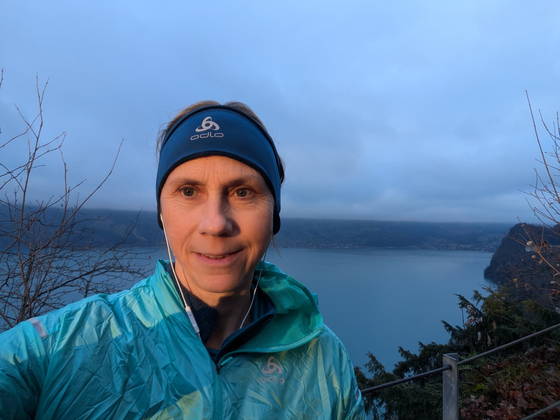 Fitness Trainer im blauen Shirt