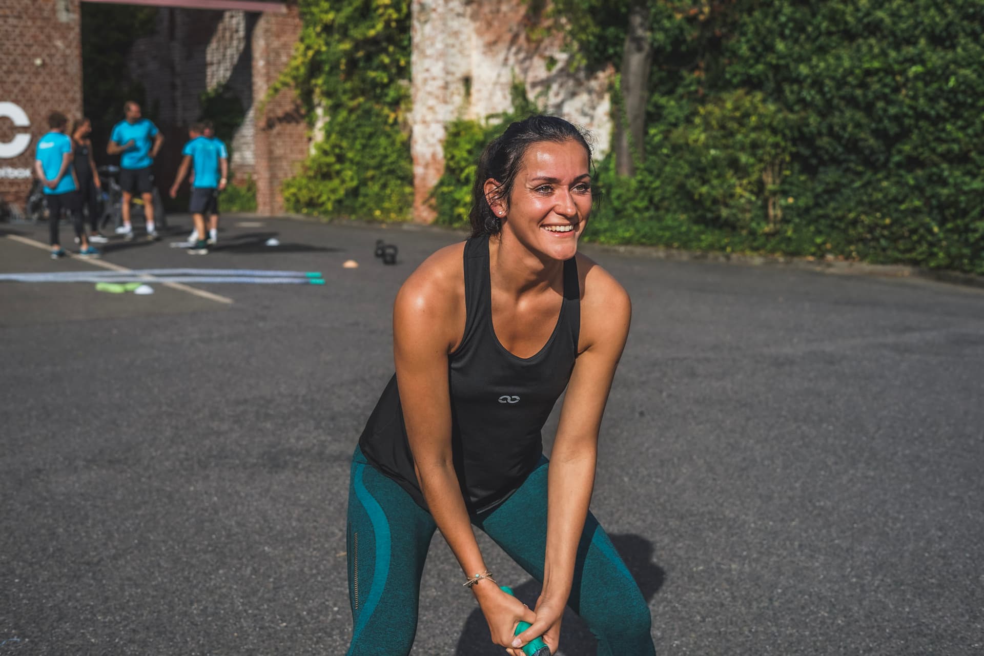 Fitness Trainer im blauen Shirt