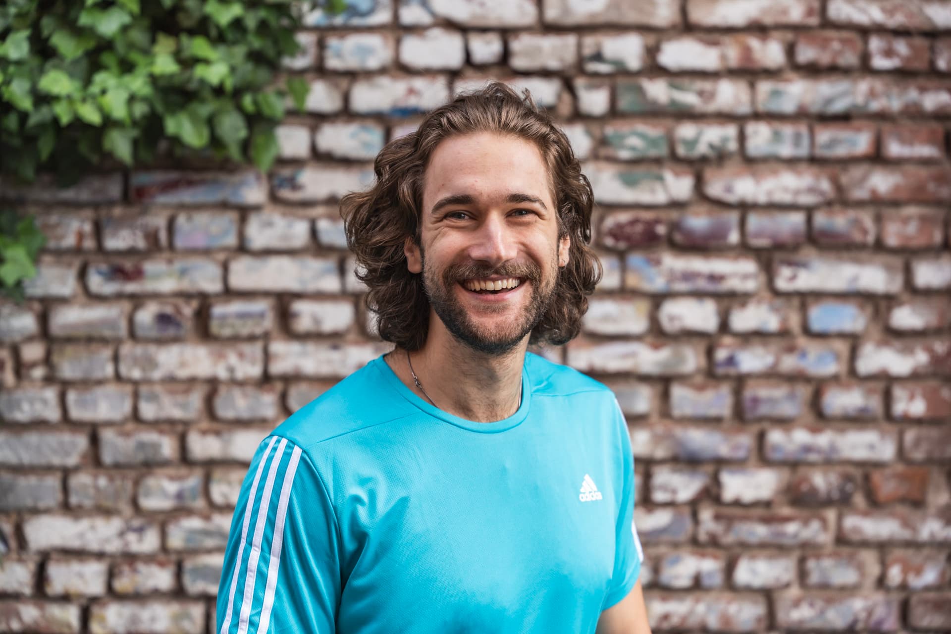 Fitness Trainer im blauen Shirt