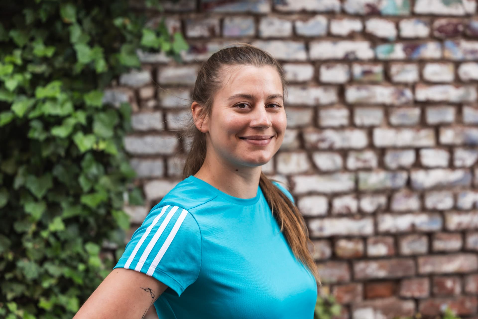 Fitness Trainer im blauen Shirt