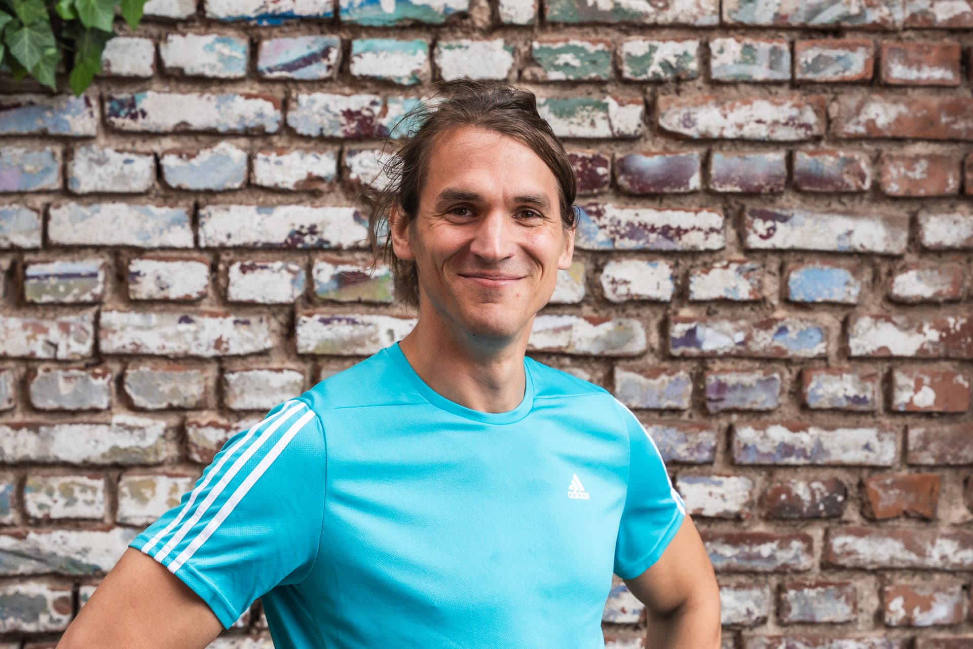Fitness Trainer im blauen Shirt