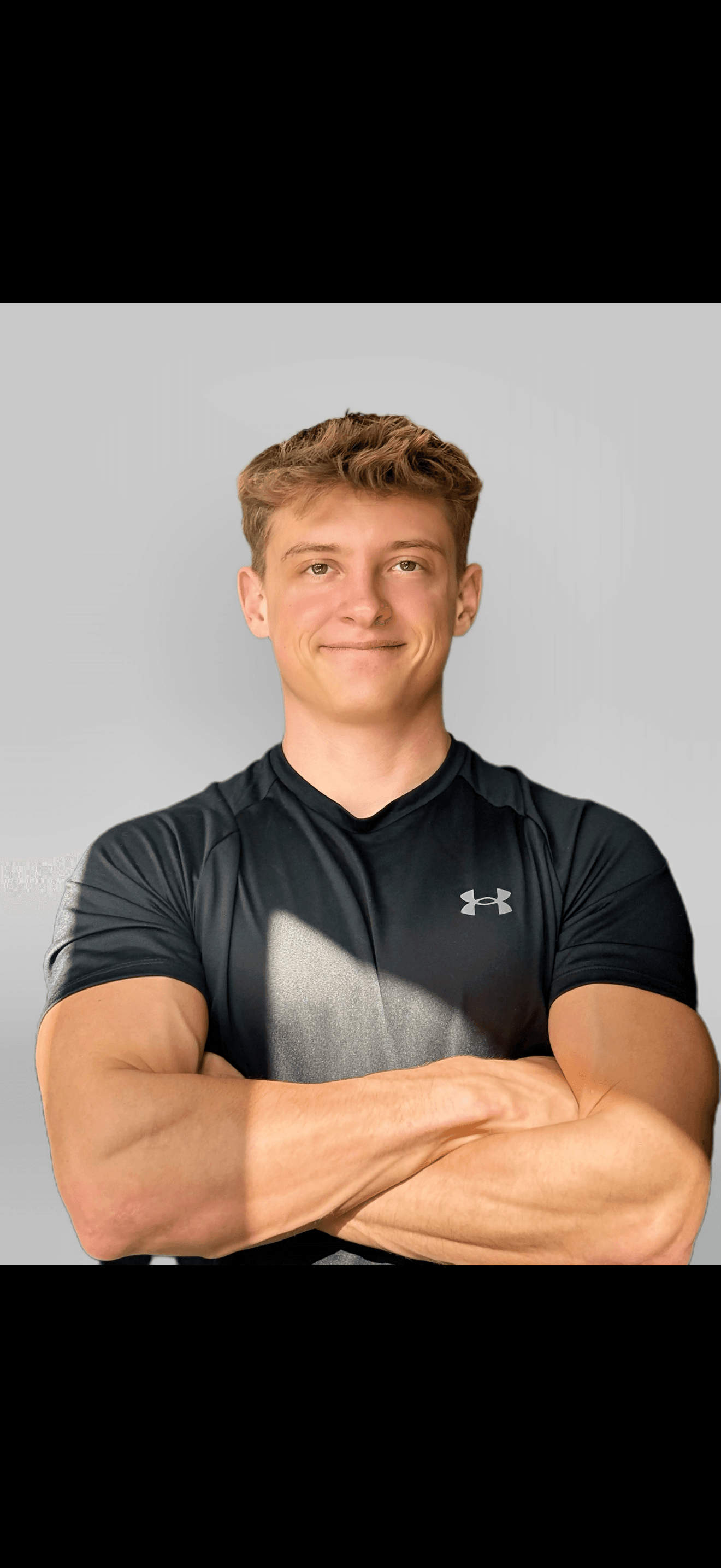 Fitness Trainer im blauen Shirt