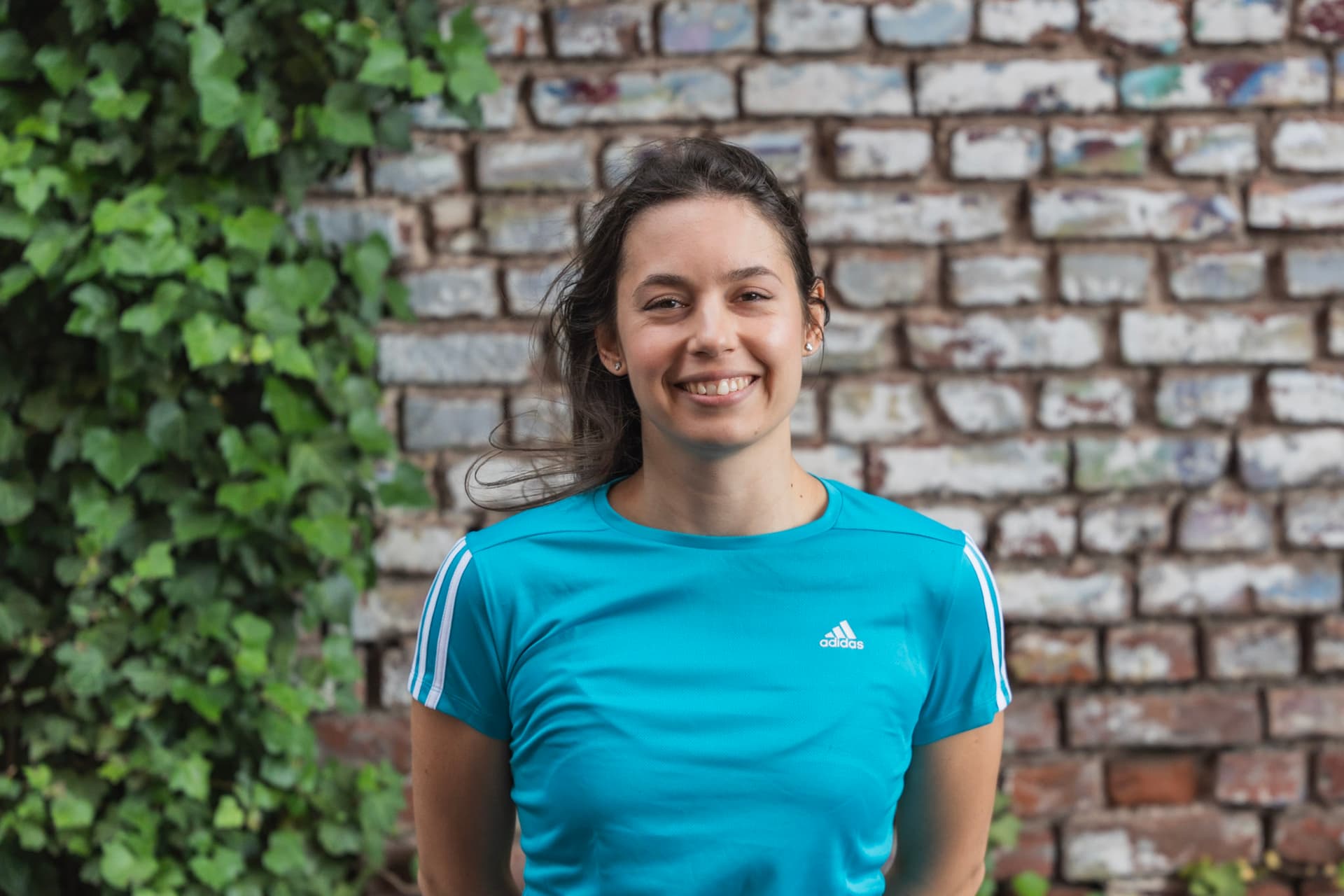 Fitness Trainer im blauen Shirt