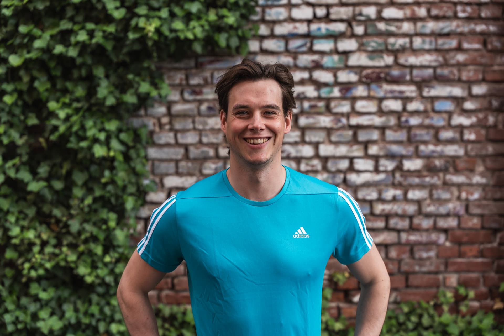 Fitness Trainer im blauen Shirt