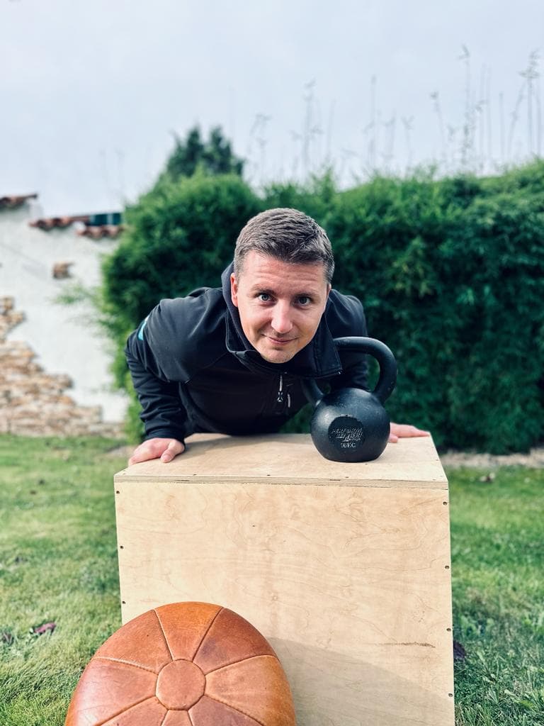 Personal Trainer Nils Flüthmann Köln mit einer Kettlebell
