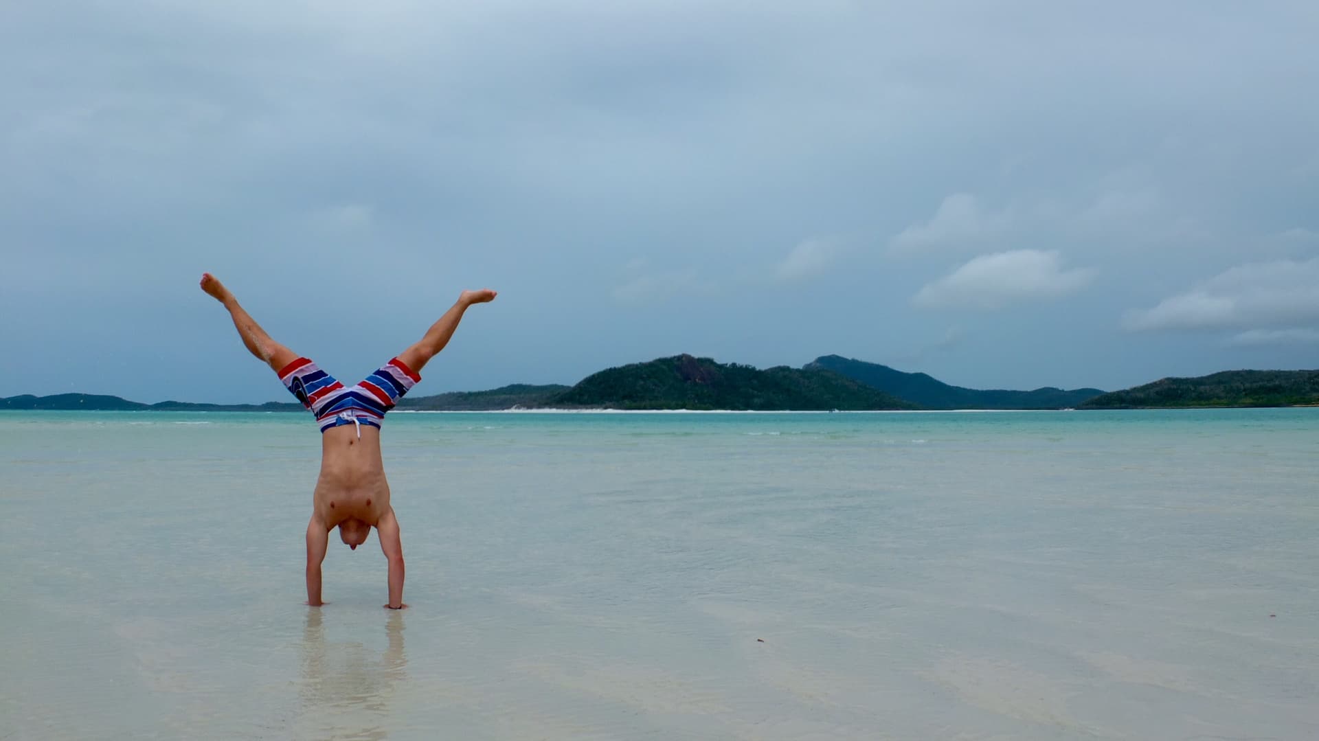 Personal Trainer Nils Flüthmann Köln macht Handstand am Strand