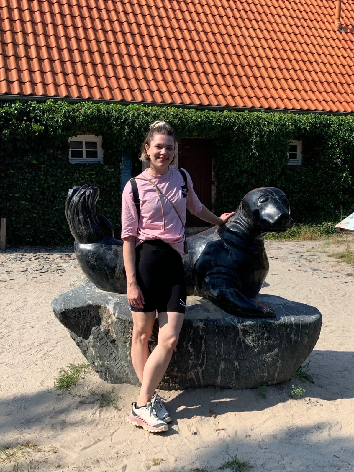 Personal Trainerin Evelyn Stoll posiert vor einer R