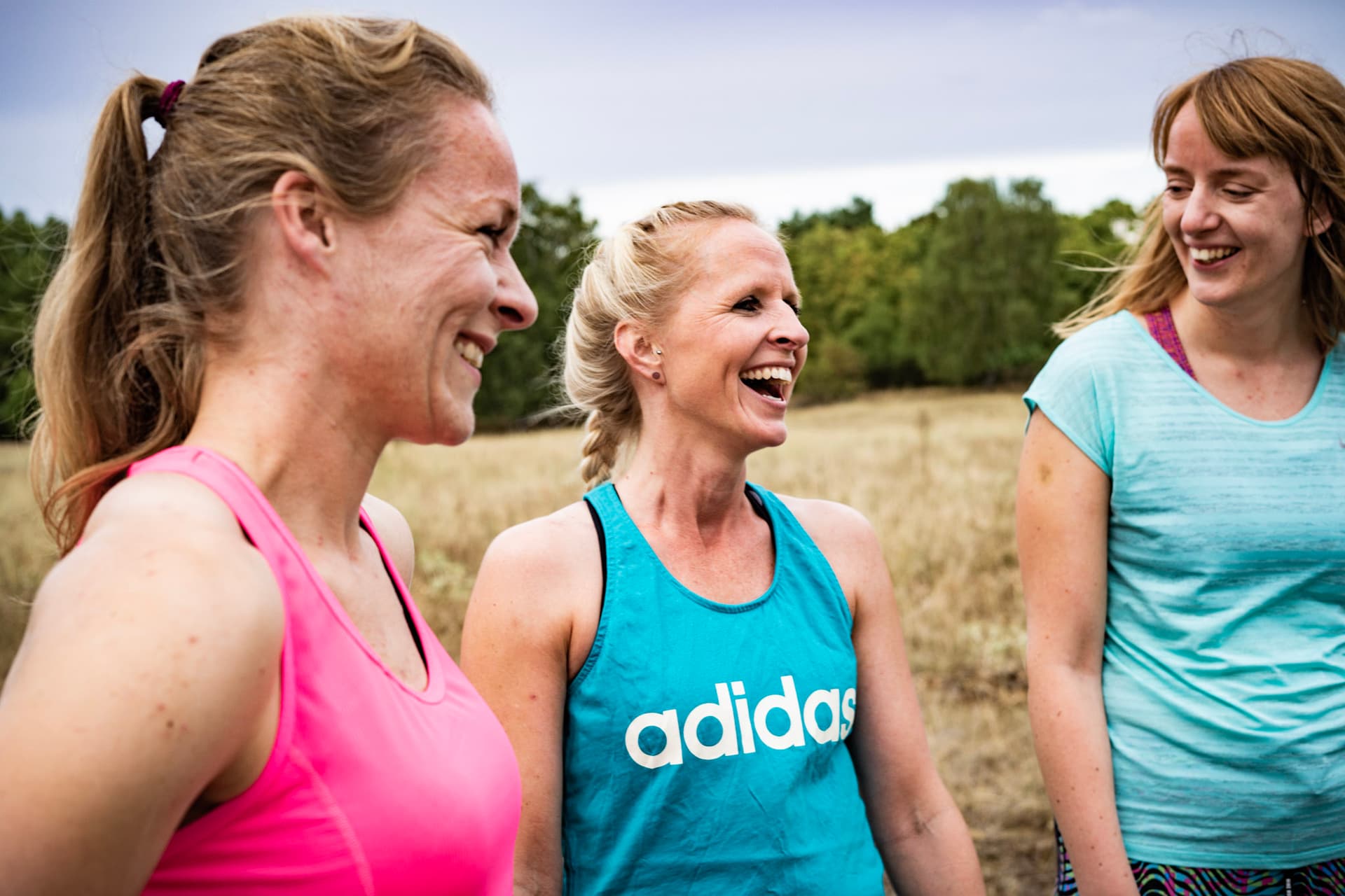 Drei Frauen lachen und haben Spaß bei Original Bootcamp