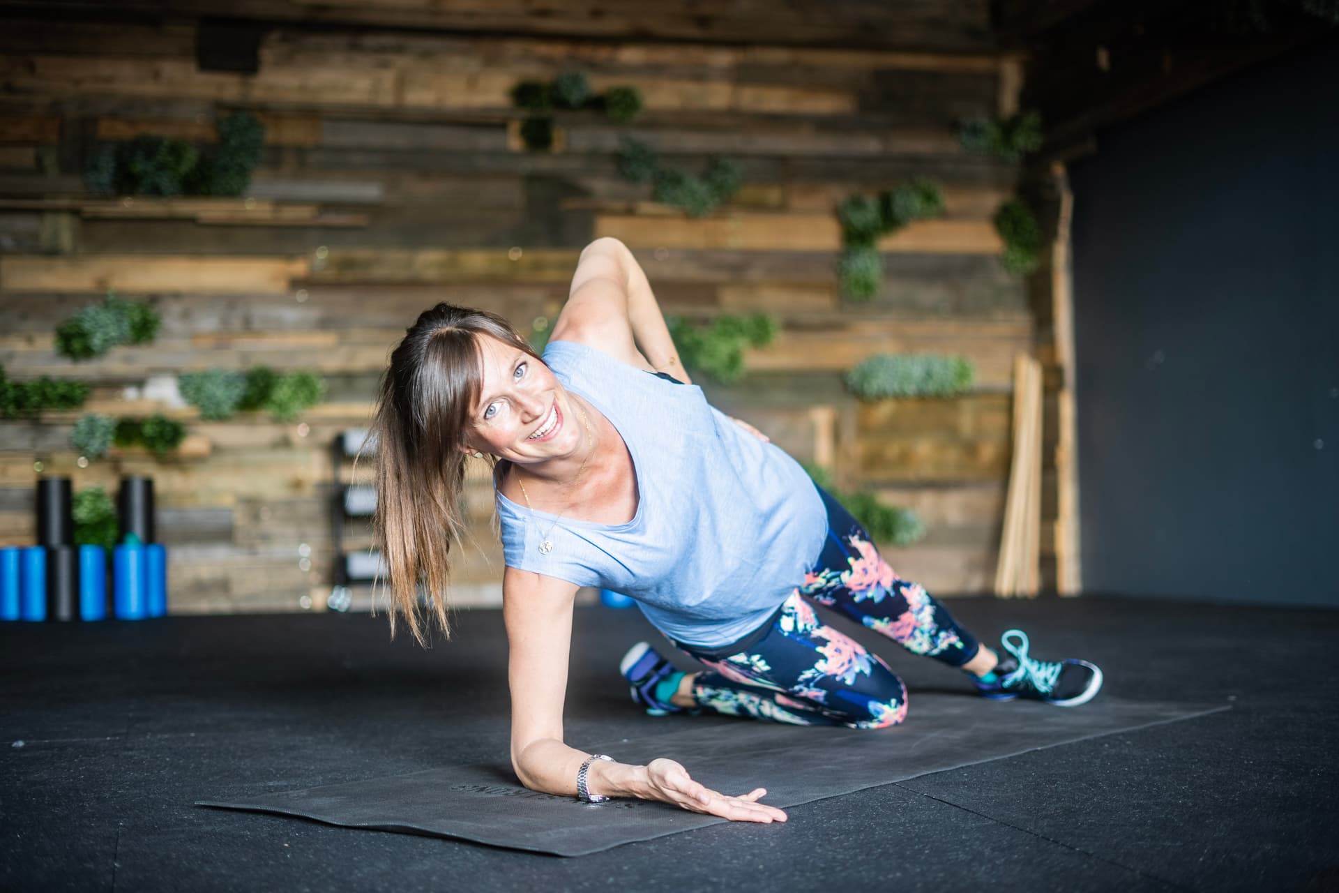 Junge mama im Training beim workout online
