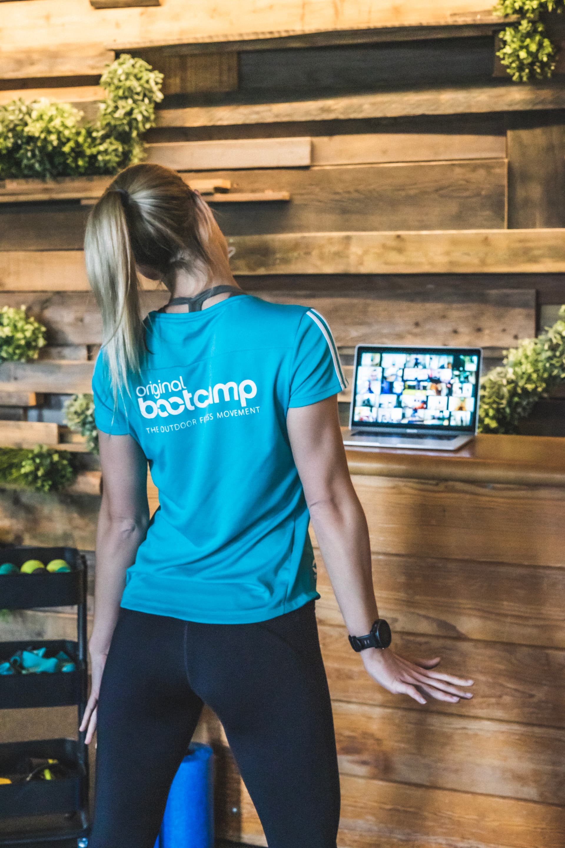 Personal-Trainerin-beim-Online-Fitness-Training