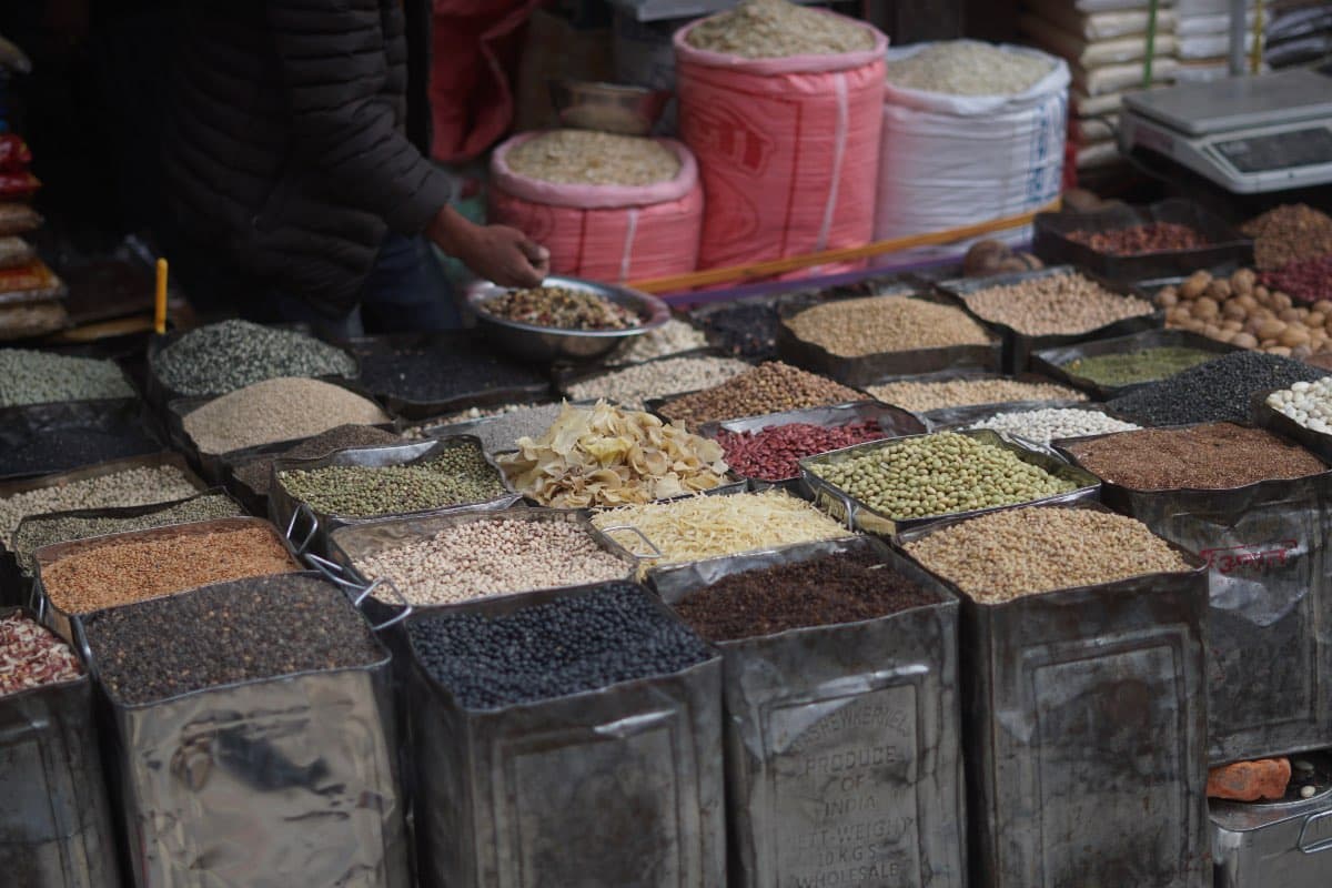 Verschiede Lebensmittel und Gewürze in Nepal