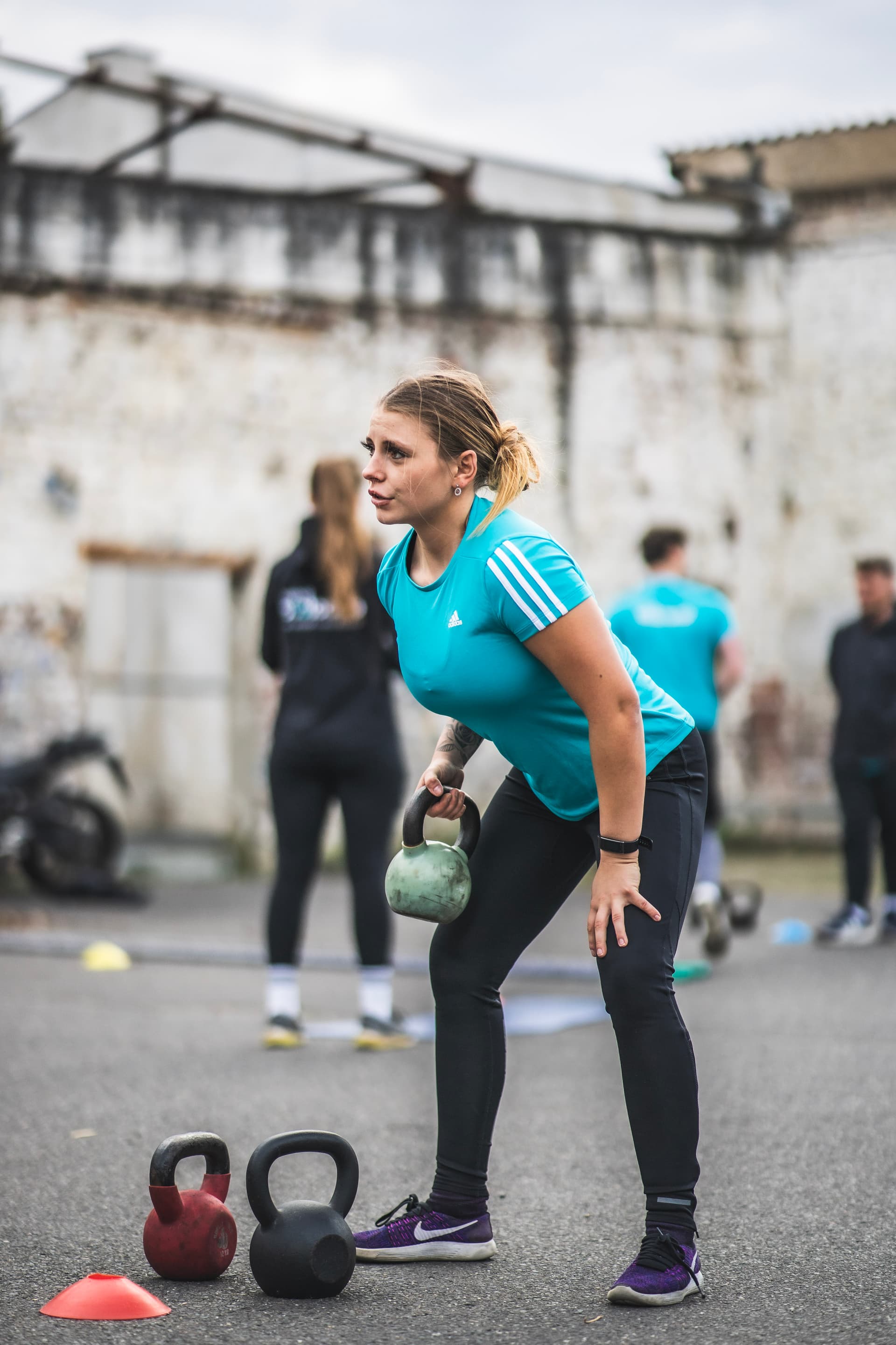 Fitness Trainerin Vivienne an der Kettlebell
