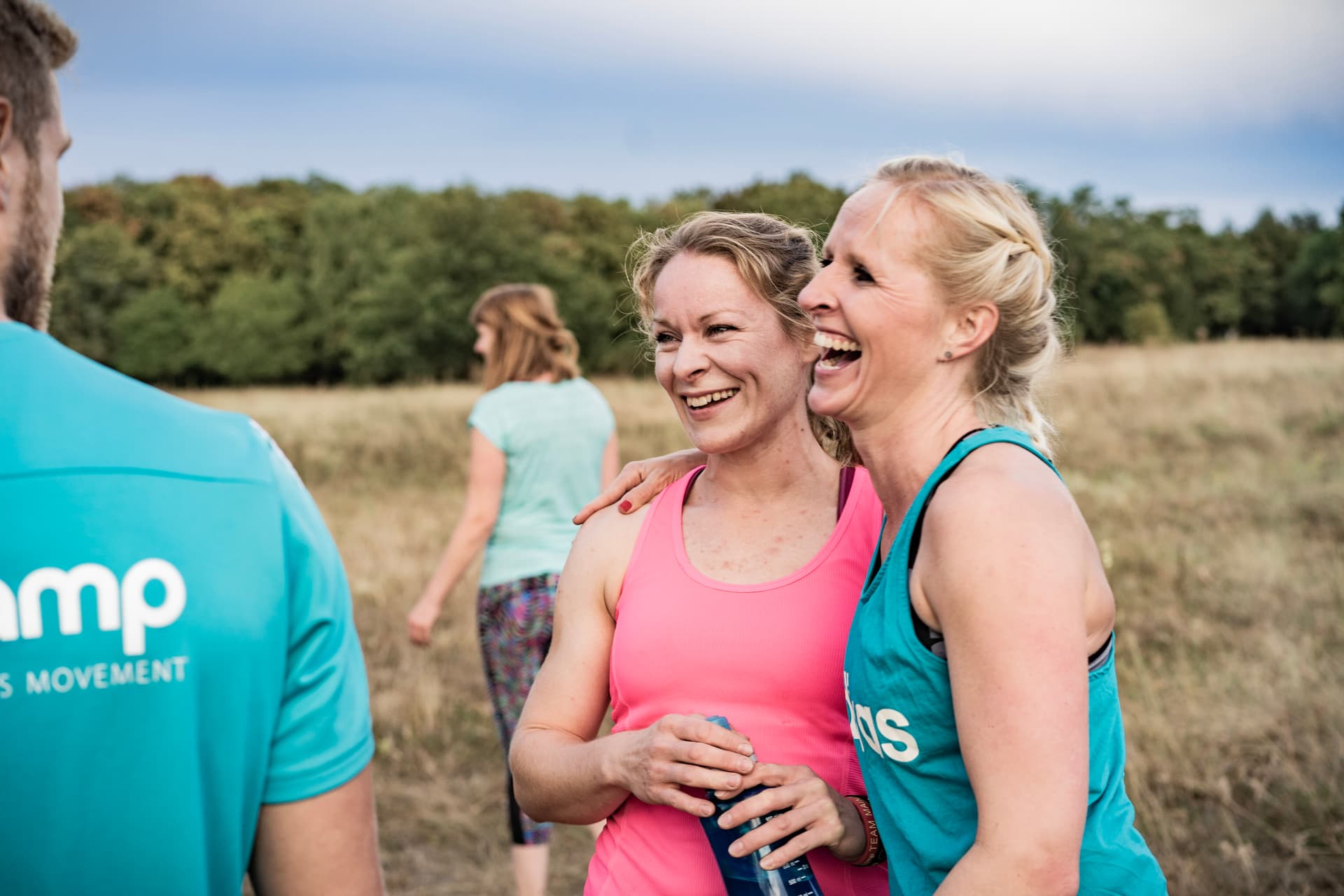 Fröhliche Frauen beim Fitness Personal Training in Berlin