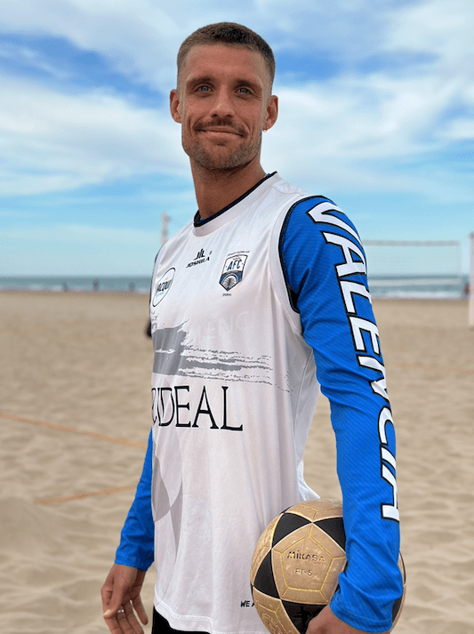 Fitness Training Joshua Dippel Köln mit Volleyball in der Hand am Strand