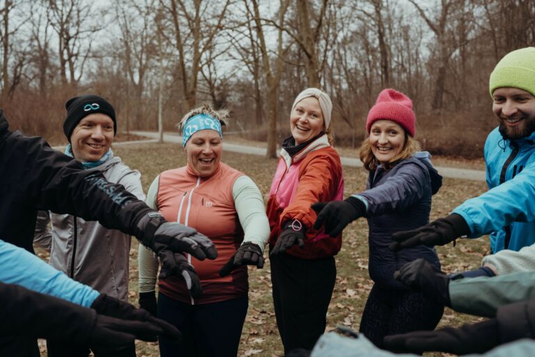 Outdoor-Bootcamp-Gruppe legt im Winterpark die Hände zusammen – gemeinsames Training als Geschenk für Sportler