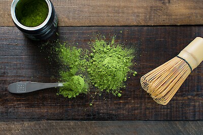 matcha pulver mit matcha besen