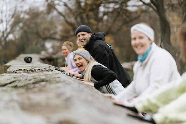 Immunsystem und Sport: Training an einer Mauer – Bewegung stärkt Gesundheit, Fitness und Abwehrkräfte