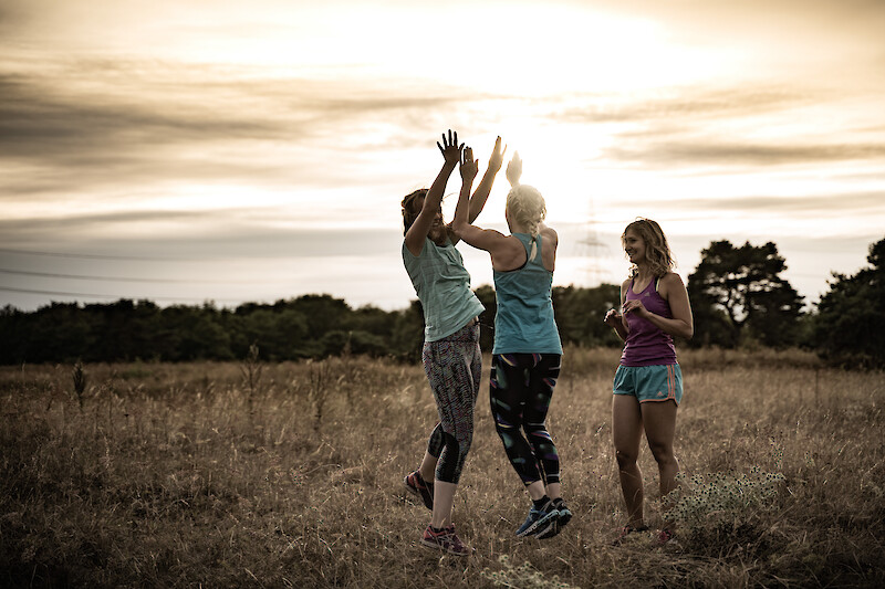 Zirkeltraining Übungen Outdoor mit High-Five Moment nach erfolgreichem Training