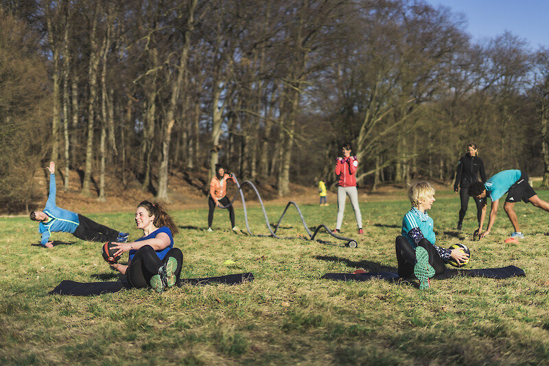 Zirkeltraining Übungen im Freien mit Medizinball und Battle Ropes in der Gruppe