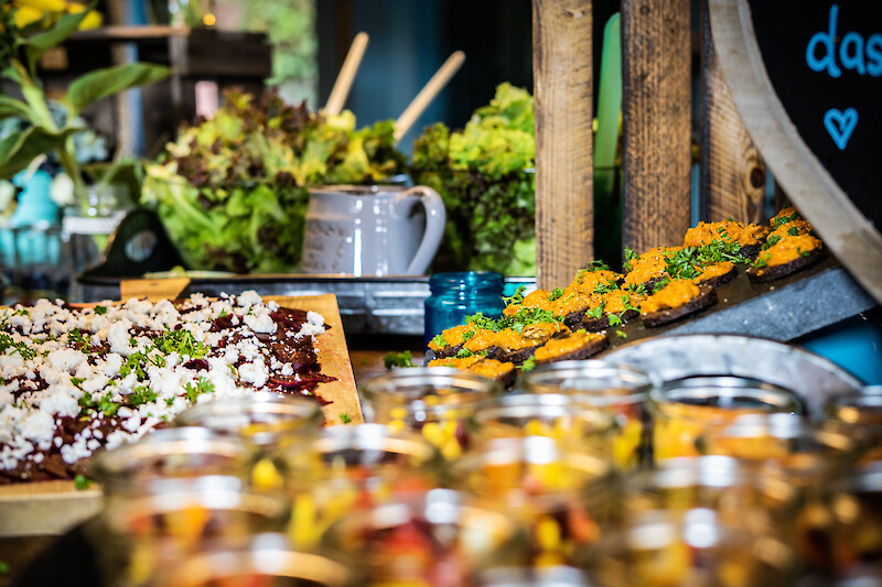 Neujahr Fitness: Gesundes Buffet mit frischen Salaten, Aufstrichen und Gem&uuml;se als Teil ausgewogener Ern&auml;hrung und nachhaltiger Vors&auml;tze.