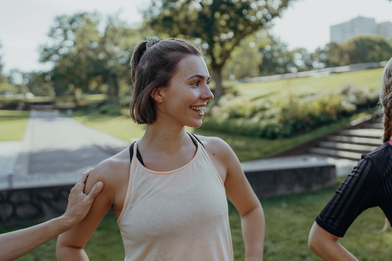 Neujahr Fitness: Outdoor-Training in der Gruppe &ndash; motivierende Trainingsatmosph&auml;re im Park mit pers&ouml;nlicher Betreuung und gemeinsamem Fokus auf Bewegung und Wohlbefinden.