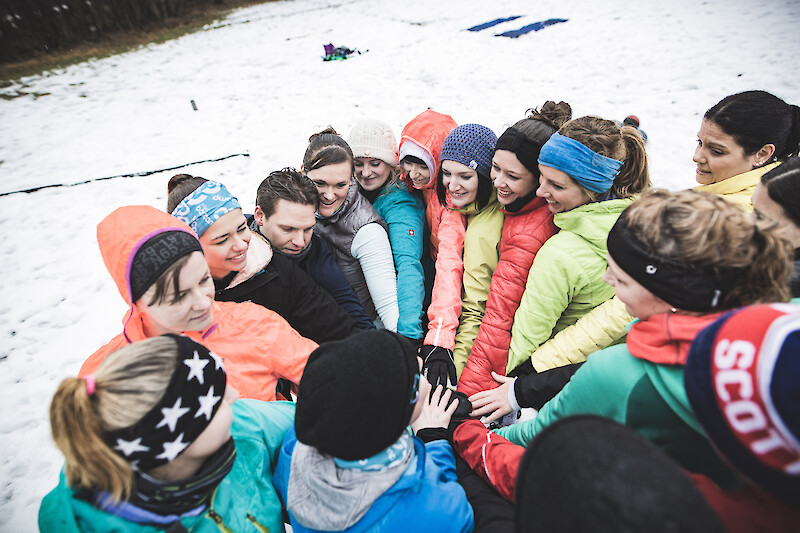Outdoor Fitness M&uuml;nchen: Gruppenworkout im Winter mit Teamspirit im Park.