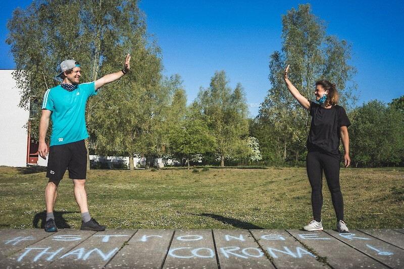 Stronger than Corona mit original Bootcamp